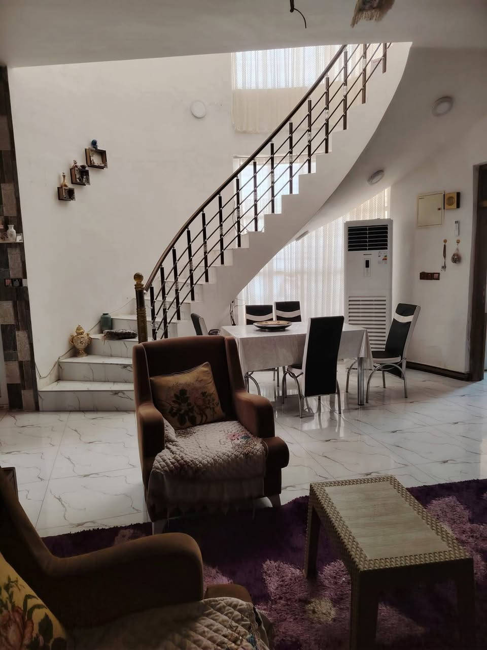 بيت للبيع بالتقيه الثالثه قرب مجمع الروان مساحته 250 متر طابقين يتكون من غرفتين مطبخ صاله استقبال مجمع صحيات داخليه وخارجيه طارمه مراجعه مكتب العاصمه العنوان  ام الخيل قرب البلديه الجديده استفسار الواتساب او اتصال رجاء*********** مراجعه ***********
