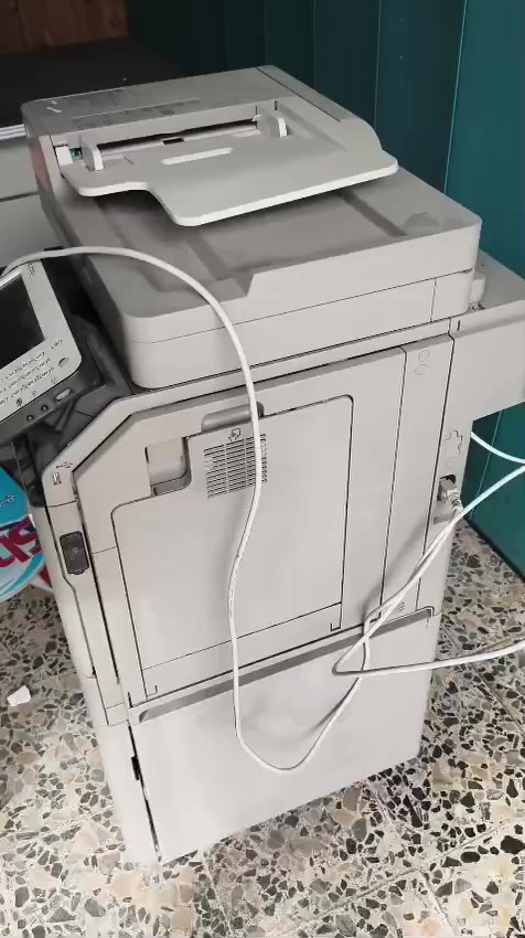 للبيع جهاز استنساخ تصفيه محل لعدم التفرغ له Canon c250i
مواصفات الجهاز 👇👇
جهاز استنساخ استخدام اوربي  
🎊 حبر باودر
🎊استنساخ طباعه// ملون وعادي//
🎊سكنر ارشفه
إليك أبرز المواصفات التقنية للجهاز:
1. الأداء والسرعة
سرعة الطباعة والنسخ: تصل إلى 25 صفحة في الدقيقة (ملون وأبيض وأسود) للقياس A4.  
وقت خروج أول نسخة: 8.4 ثانية (أبيض وأسود) و10.5 ثانية (ألوان).  
دقة الطباعة: تصل إلى 2400 \times 600 نقطة لكل بوصة (dpi).  
2. المواصفات الفنية (العتاد)
الشاشة: شاشة ملونة تعمل باللمس مقاس 7 بوصات (17.8 سم) قابلة للإمالة.  
المعالج: بسرعة 1.66 جيجاهرتز.  
الذاكرة (RAM): 2 جيجابايت.  
القرص الصلب (HDD): 160 جيجابايت (المساحة المتاحة للاستخدام 80 جيجابايت).  
3. التعامل مع الورق
سعة الورق القياسية: 650 ورقة (درج سعة 550 ورقة + درج يدوي سعة 100 ورقة).
السعة القصوى: يمكن زيادة السعة لتصل إلى 2,300 ورقة عبر إضافة أدراج إضافية.  
الطباعة على الوجهين (Duplex): متوفرة تلقائياً كخيار قياسي.  
وزن الورق المدعوم: من 60 إلى 220 جرام.  
4. المسح الضوئي (Scanning)
السرعة: تصل إلى 25 صورة في الدقيقة (أحادي وملون).
المميزات: إمكانية المسح الضوئي والإرسال المباشر إلى البريد الإلكتروني، المجلدات المشتركة، أو USB.
5. التوصيل والبرمجيات
المنافذ: USB 2.0، ووصلة شبكة Ethernet (1000Base-T).  
لغات الطباعة: تدعم UFRII وPCL5e/6 وAdobe PostScript 3.  
التوافق: متوافقة تماماً مع أنظمة Windows وMac، وتدعم الطباعة من الموبايل (عبر تطبيقات Canon).  مع. ميز. غير مستخدم    .


**إذا كنت صاحب هذا الإعلان وتريد حذفه لأي سبب، رجاءا أرسل رسالة إلى الدعم الفني**