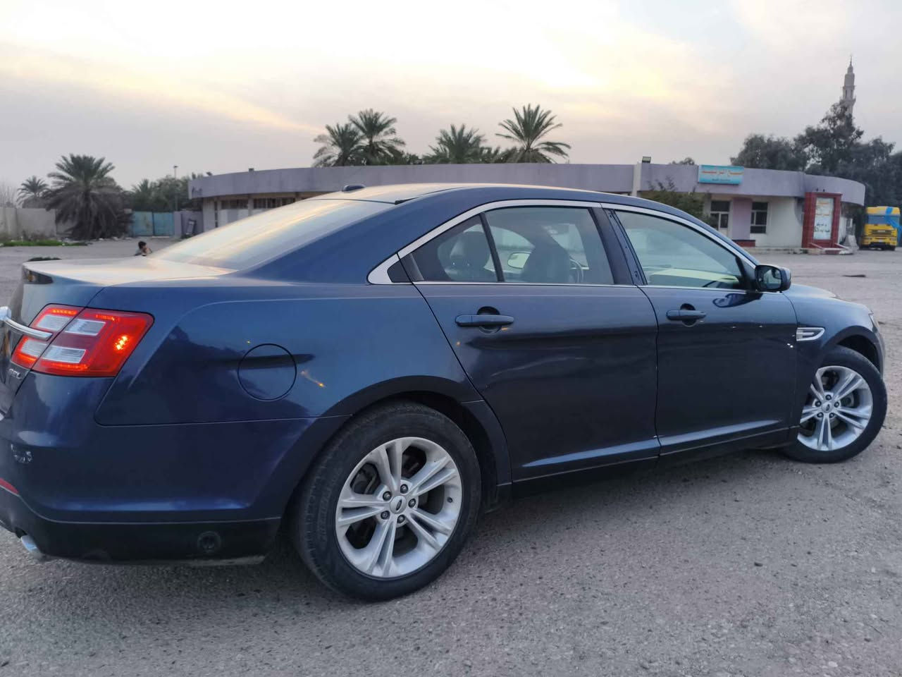 السلام عليكم اخوان فورد تورس 2016 السياره فول وفتحه وكامل تحكمات وهزه كامله مكمله بيه قطعتين الاولى ضربته من اميركا فقط بنيد 
والقطعه الثانيه الباب الخلفي للسكن بيدي نطخت بتاير مال سياره نص الباب من جوه سطحي وعدلته وصبغته وصورته موجوده عندي بكل مصادقيه اكو شغله بسيطه من تجي وتشوف اكولك عليه ونزلكياه من الحساب عدا ذالك السياره كامله مكمله 
منظومه غاز تفويلتك بسعر التراب 
السعر 130 
***********
مكان سياره بغداد Colombo, Sri Lanka
