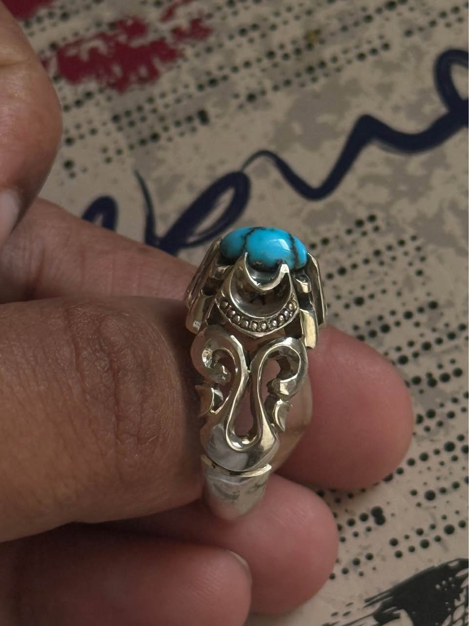 خاتم فضة نيشابوري اصلي غير معالج صياغة محمدي الفضة 925  اللون ازرق صافي عنكبوتي الحجر ملمس واحد القياس 21 كربلاء, العراق


**إذا كنت صاحب هذا الإعلان وتريد حذفه لأي سبب، رجاءا أرسل رسالة إلى الدعم الفني**