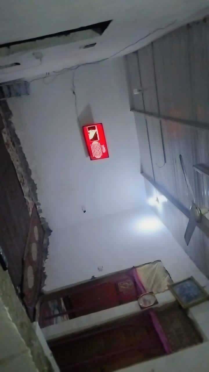 السلام عليكم بيت للبيع مساحه 200بنيان جديد  مرقم بلبلديه المكان حي الحكيم قريب على الدبيه قريب على أسواق فستقه يم الفحامه متكون من غرفتين نوم وصاله  ومطبخ واستقبال وكراج وصحيات خارجيه للاستفسار اكثر الإتصال على الرقم التالي ***********
