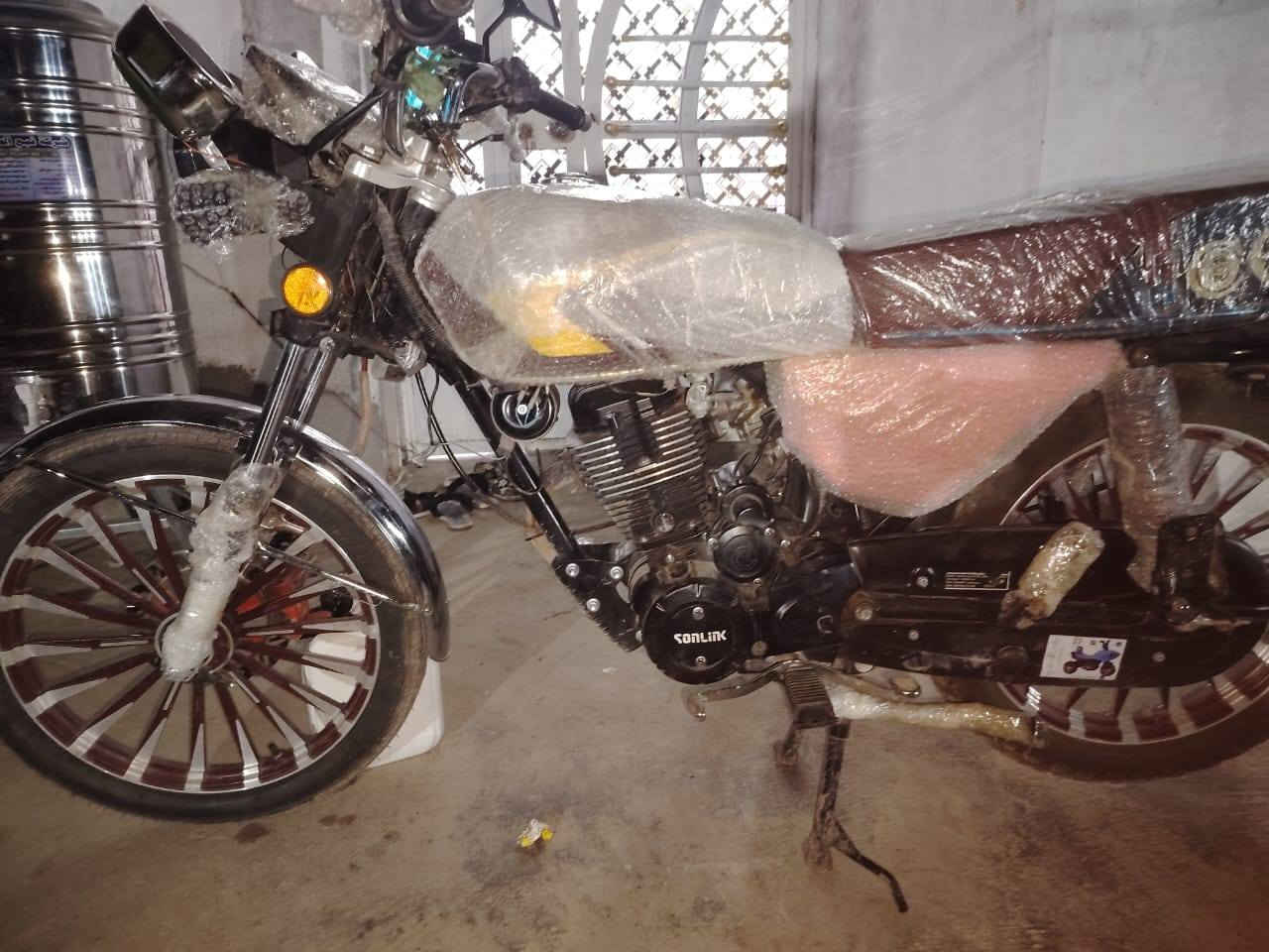 السلام عليكم دراجه للبيع سفانه موديل 25 اوراق اصولي ماكينه 200 دراجه مقفوله كفاله عامه المكان صويره السعر 850 وبيها مجال ***********
