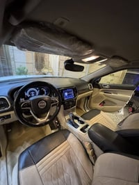 جيب لاريدو ٢٠١٧  حساسات خلفي  كامره خلفيه  منظومه زنون اصلي  طقم تاير ...