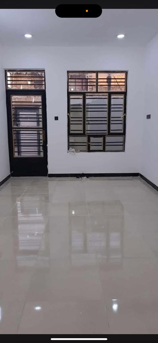 السلام عليكم دار للبيع قرب القوس منطقةاسوار بغداد موضحلكم بل موقع البيت وين  المساحة 100م سند 25 البناء رفت طابق ونص بلوك درجة أولى مساحة الفرع كبيرة وقريب على الشارع العام السعر 85 وبي مجال  رقم الواتس ***********
