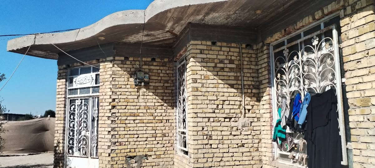 قطعه بمساحه 1400 م سند 25  تحتوي ع دارين والباقي قظعه بمساحه 600 متر  يبعد عن شارع زيد عليه السلام 200 متر وعن شارع العلويه اسماء 150 متر ..كما مبين في الفيديوات  ...
بسبب الوعود الكاذبه… يااخي اذا ماتشتري لا تنافس الناس وتروح 

الاول طابوك...صب كونكريت  ..يجتوي علئ ثلاث غرف  وصاله ومطبخ واستقبال ومجمع صحيات غير ملبوخ 

الثاني بلوك بمساحه ٢٥٠ متر عكاده ملبوخ جص 
يحتوي ع غرفه وصاله واستفبال ومطبخ وصحيات خارجيه  وبيتونه 
فقط يحتاج للبورك   وارضيه بورسلين

السعر 90 وبيه مجال للشراي… ***********
قطعه بمساحه 1400 م سند 25  تحتوي ع دارين والباقي قظعه بمساحه 600 متر  يبعد عن شارع زيد عليه السلام 200 متر وعن شارع العلويه اسماء 150 متر ..كما مبين في الفيديوات  ...
