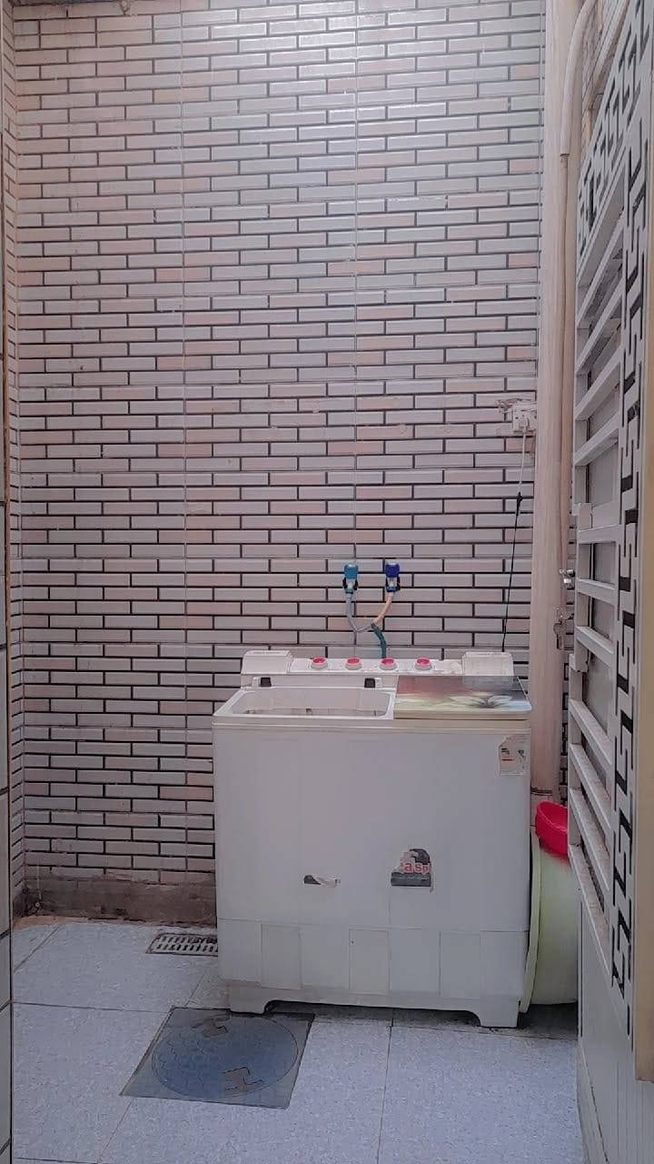 يا الله السلام عليكم
للبيع بيت  200متر بحي الغدير قرب فلكة القاضي طابقين رقم معاملته واصله للتقيم. الطابق  الأول غرفتين وصاله ومطبخ واستقبال واثنين مناور وصحيات. الطابق الثاني غرفتين واصلات للعكادة وصاله وصحيات وسطح تفاصيل والرقم ***********
سعره 125 وبي مجال
