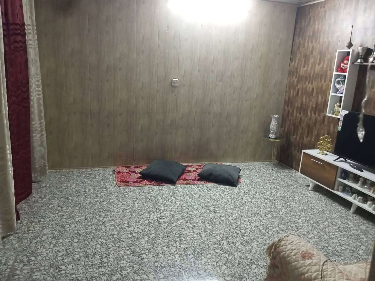 السلام عليكم ورحمة الله وبركاتة
من رخصت الادﻤن 
بيت تجاوز للبيع متكون من صاله ومطبخ وغرفه صحيات داخليه وخارجيه  الطرامي اكبار تكدر تستغلهن غرف ديوانيه بل يعجبك ماء كهرباء مجاري جدد سحب البيت حاضر ناقصه بس باب 🚪غرفه وباب صاله بس هذني النقص البكان بغداد البياع منطقه شهداء المعالف السعر خاص وهاذا رقمي 
***********
متواجد واتساب بس وكل الهلا بيكم احبتي الكرام
