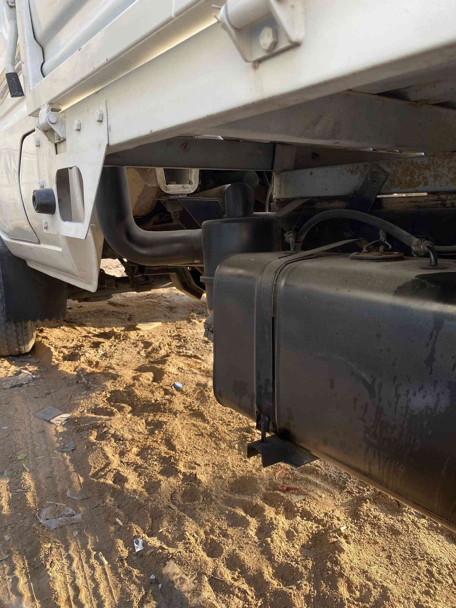 السلام عليكم سياره حمل نوع جمبي للبيع 
مديل 2011 رقم بغداد سنويه ل 29 تحويل ثاني يوم السياره جديده ماشيه 45 الف فقط 
كير ومحرك بلكارتون بدي اكسل شاصي دواخل كله مكفول السياره اي نقص مابيها واحلا من الصور سعرها 70 وبيها مجال مكاني البصرة القبله رقمي ***********
