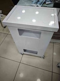 توفرت  الان  تروليات  طبية  باشكال  مختلفة  تحتوي   مآخذ  كهرباء     و...