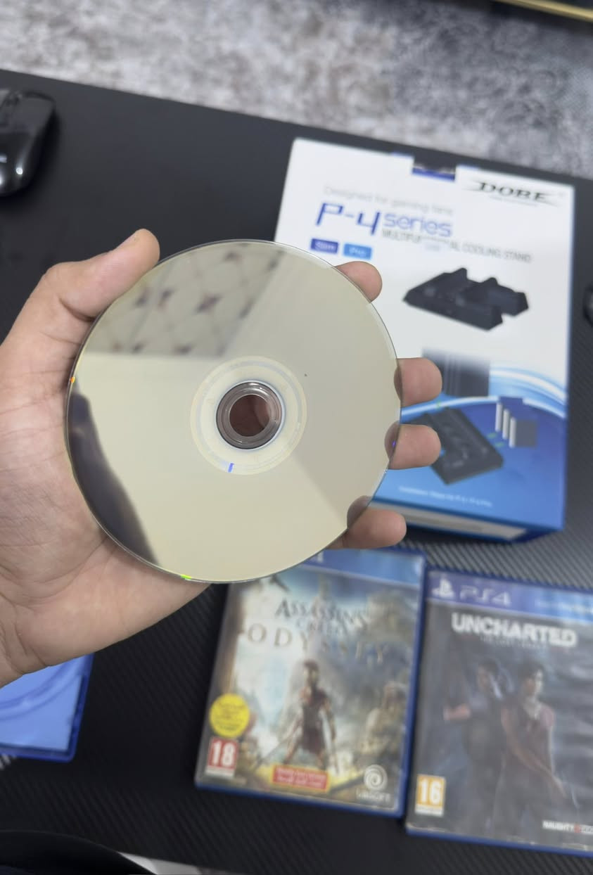 السلام عليكم شباب، متوفر عندي مجموعة ألعاب بلايستيشن 4 (PS4) أصلية ونظيفة جداً وبحالة ممتازة (شغالين 100%)، بالإضافة إلى قاعدة تبريد وشحن للملحقات.

🎮 قائمة الألعاب المتوفرة (سعر القرص الواحد: 15 ألف دينار):
1 Battlefield 1
2 Assassin's Creed Odyssey (نسخة تدعم اللغة العربية)
3 Uncharted: The Lost Legacy
4 Mortal Kombat XL

🔌 ملحق إضافي للبيع:
 قاعدة تبريد وشحن للمصنع DOBE (P-4 Series): متوافقة مع جهاز PS4 Slim و PS4 Pro. القاعدة ممتازة لتبريد الجهاز وشحن للجويستك استخدام يوم واحد فقط 

📍 تفاصيل إضافية:
 الموقع: [كربلاء ملحق الفارس]
 التوصيل: (ماعندي توصيل تجي للبيت تاخذهم) 
 للتواصل:واتساب ***********
