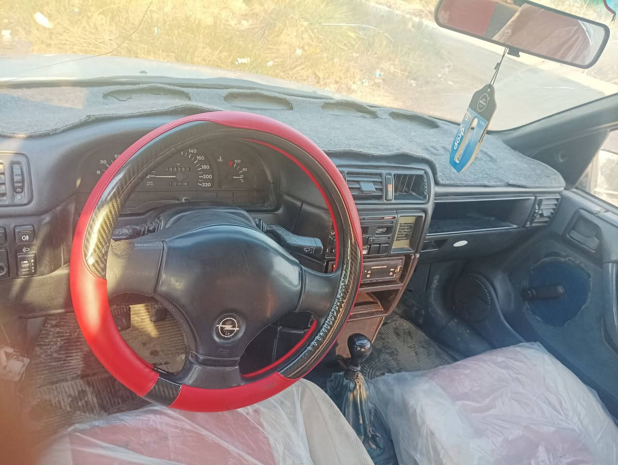 السلام عليكم اوبل فيكترا موديل 91 رقم بابل سنويتها ساقطه سالها اشهر  مالكها يريد تحويل مكان السياره حله السعر خاص ***********
