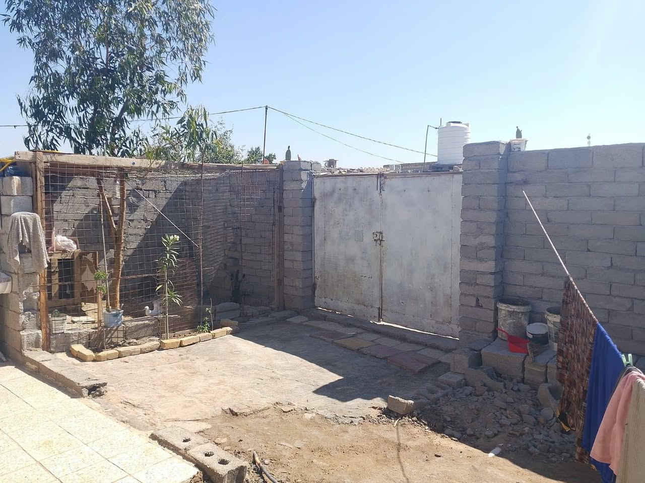 بيت للبيع في الناصريه حي التضحيه
قرب مدرسة السلام، بيت حواسم بيه وصل بلديه 
مساحة,180 متر ، مناه بلوك عكاد 
بيه طاره جبيه ومطبخ وطاله وغرفه وحمام تواليت سوه 
سعر 22 مليون 
،***********،

