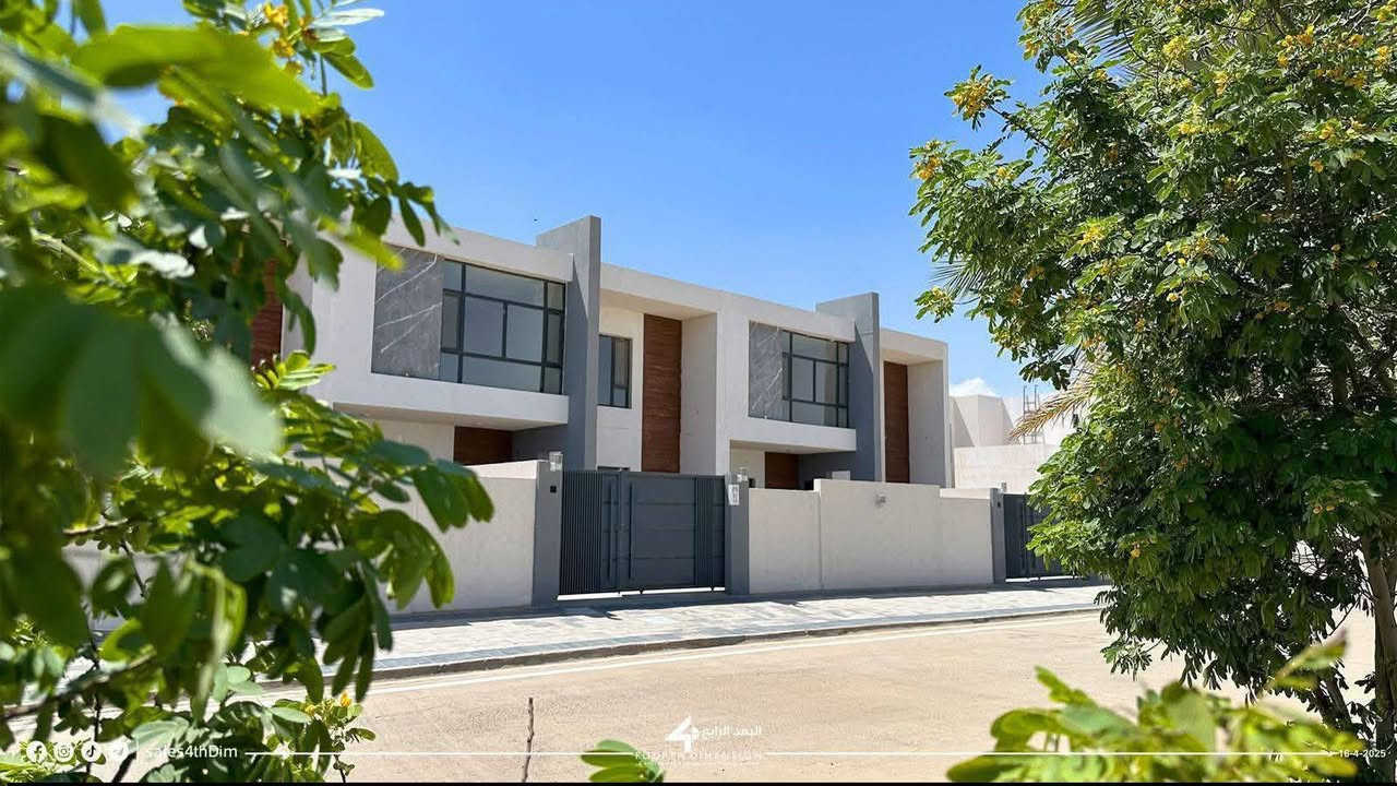 دار تجاري للبيع في مجمع لؤلؤه النجف السكني مساحه 150 متر طابقين فئه المميز يحتوي على اربع غرف نوم موقع مميز تجاري على شارع 60 وجه كوفه واصل 25 يباع بتطلوعه 
للتواصل والاستفسار ــ مكتب النخيل للعقار 
***********
***********
