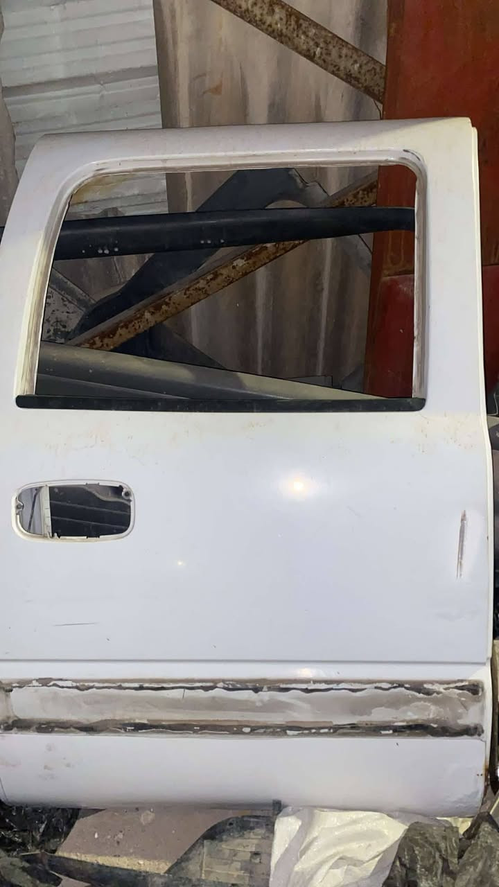 للبيع غراض الفينيه شوفر او جمس كلشي يخص الفينيه غرفه كامله بيبان 
سعر مناسبه ***********
مكينه 5300 كير الف جدد مال كصه مع تفرعات كامله 13ورقه

