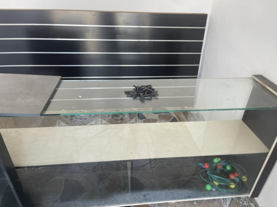 ديكور كامل مال موبايلات للبيع ميز عدد 2 
بورد خشب عدد 2 عارضه مال موبايلات 
+158 جنكال حديد 
للتواصل على ***********

العنوان سايدين حي صدام
