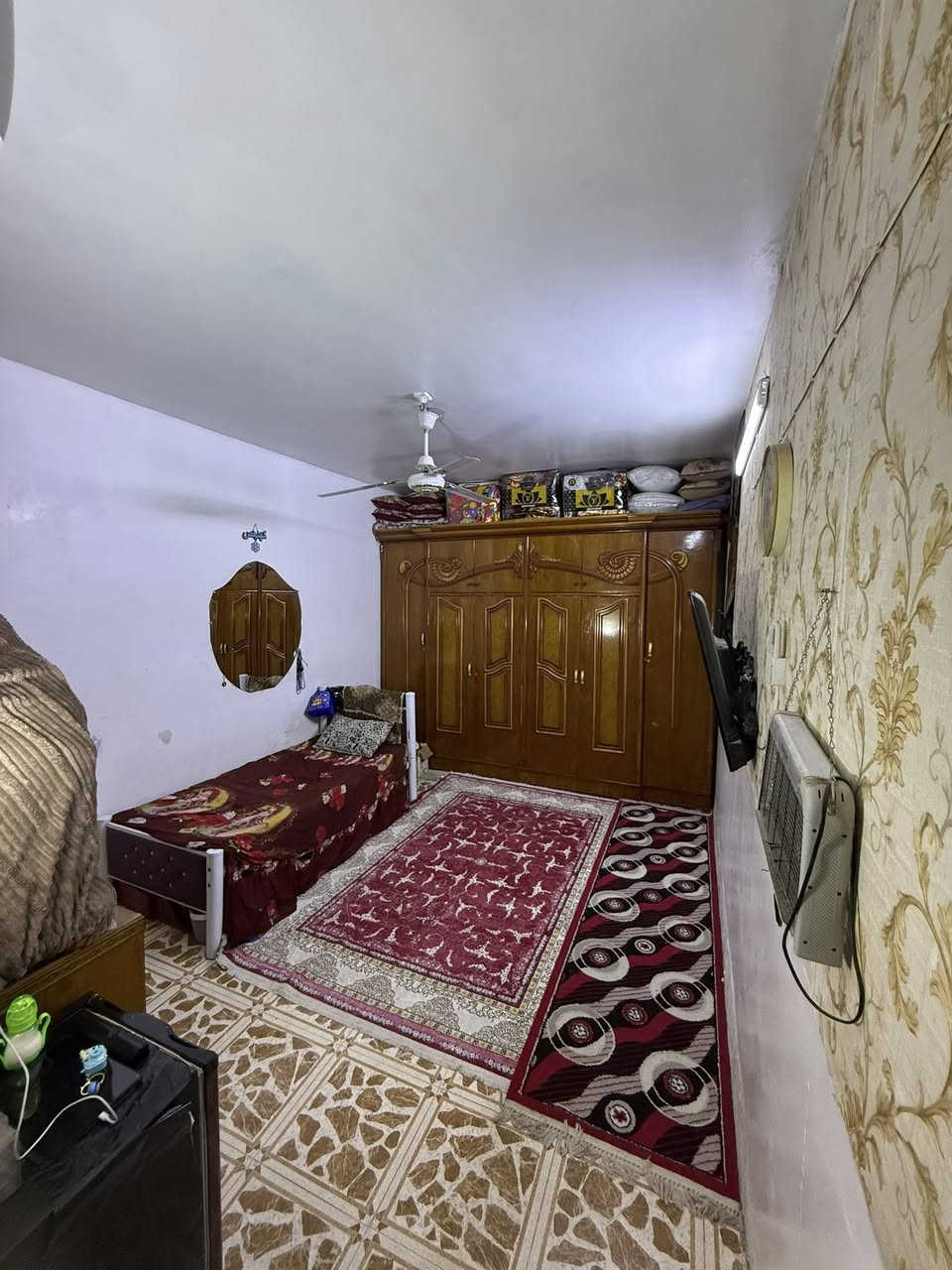 دار سكني للبيع – البلديات (UN) مقابل الجسر
📍 ثاني فرع خلف مقهى عيون البلديات
📐 المساحة:  متر 75
 – الواجهة(4)اله ربع  × النزال20 
🏗️ بناء  – مسلح
🔹 الطابق الأول:
، استقبال،، غرفة نوم، صحيات، مطبخ، ترك.
🔹 الطابق الثاني:
هول، صحيات، 2 غرف نوم.

بيتونة + غرفة نوم واحدة.
دار مرتب وموقع مميز مقابل الجسر، قريب من الخدمات ومناسب للسكن العائلي.
📞 للاستفسار والتفاصيل:***********
📲 متوفر واتساب أيضًا
