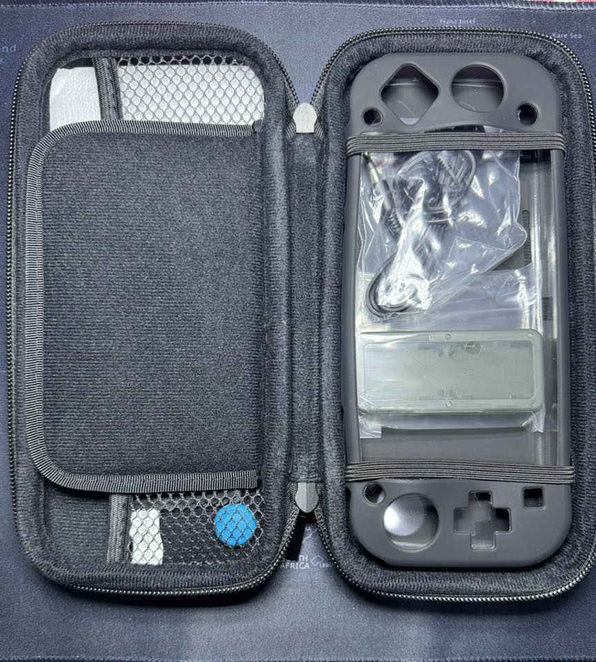 السلام عليكم 

للبيع Starter Kit أصلي 
من شركة GameWill
 مخصص لجهاز Nintendo Switch Lite
 يحتوي على 
 1️⃣ حقيبة حمل

2️⃣ غطاء حماية 

3️⃣ واقي شاشة 

4️⃣ أغطية أزرار  

5️⃣ علبة كروت الألعاب  

6️⃣ سماعات 

جديد وغير مستخدم 

حالة الاكسسوار 100%

مع التغليف الأصلي التغليف مفتوح فقط 

حالة التغليف 90%

السعر : 10 الف 

التواصل : واتساب فقط : ***********

عنوان: بغداد الشعب 

لايوجد توصيل 🤍
