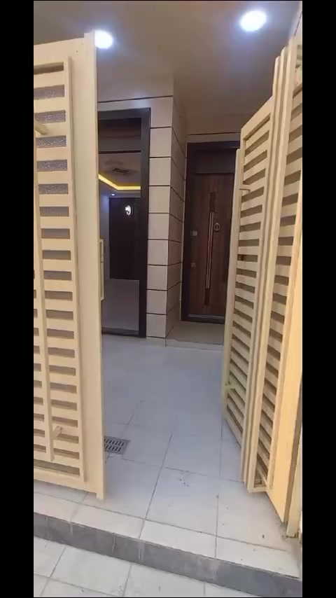 @bh_4.11 بيت للبيع 
المساحة 100 متر 3 طوابق 5×20
الطابق الاول استقبال ومطبخ وحمام داخلي وحمام خارجي وغرفة نوم
الطابق الثاني غرفتين نوم كبار وحمام 
الطابق الثالث غرفة نوم كبيرة وحمام 
الزعفرانية - زراعي بيت 
على الشارع ( التجاري ) 

ملاحظة : الابواب قاصة والشبابيك المنيوم
وبناء البيت سنة 2025 جديد
كامل 

السعر 155 وبيه مجال للجاد بالشراء
للاستفسار 
***********
يتوفر واتس اب
