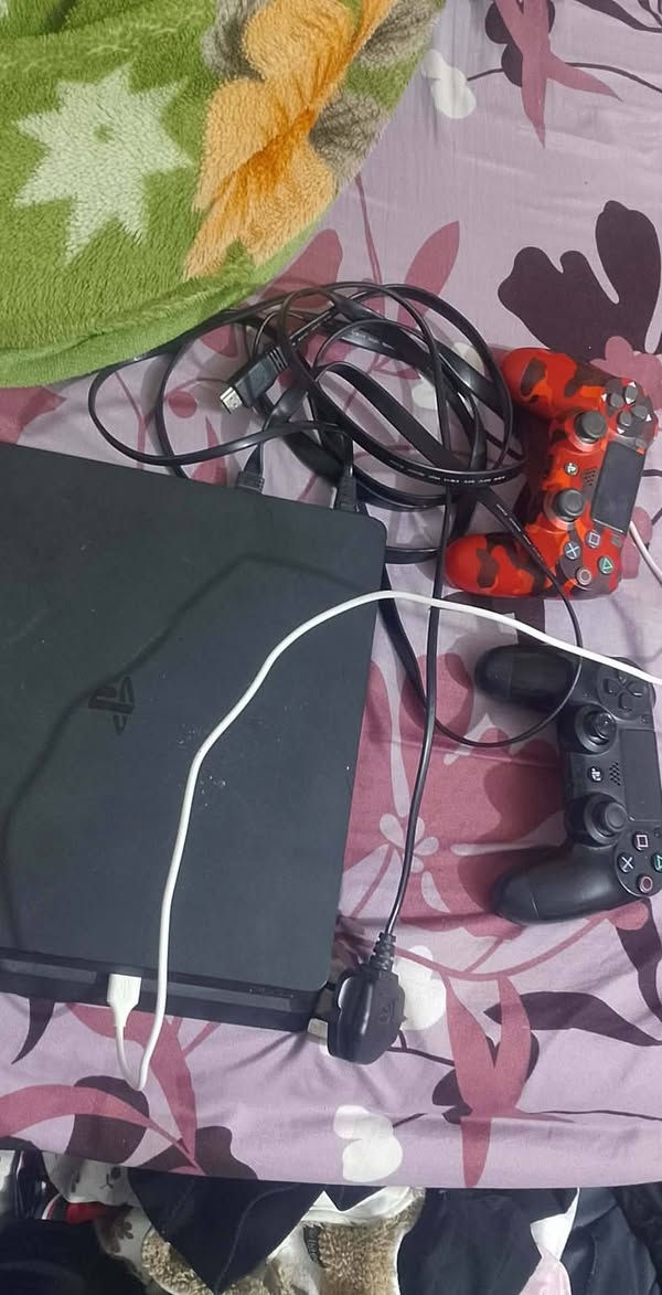 بلي 4 البيع مستخدم غراضه كامله كلهن *********** السعر 260 وبيه مجال
