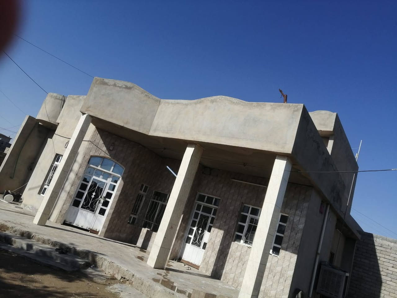 السلام عليكم الدار معروضه للبيع مساحة الأرض ٨٠٠ ركن السعر ٨٥ الموقع الطوب قرية الوفاء  للأستفسار  ***********
