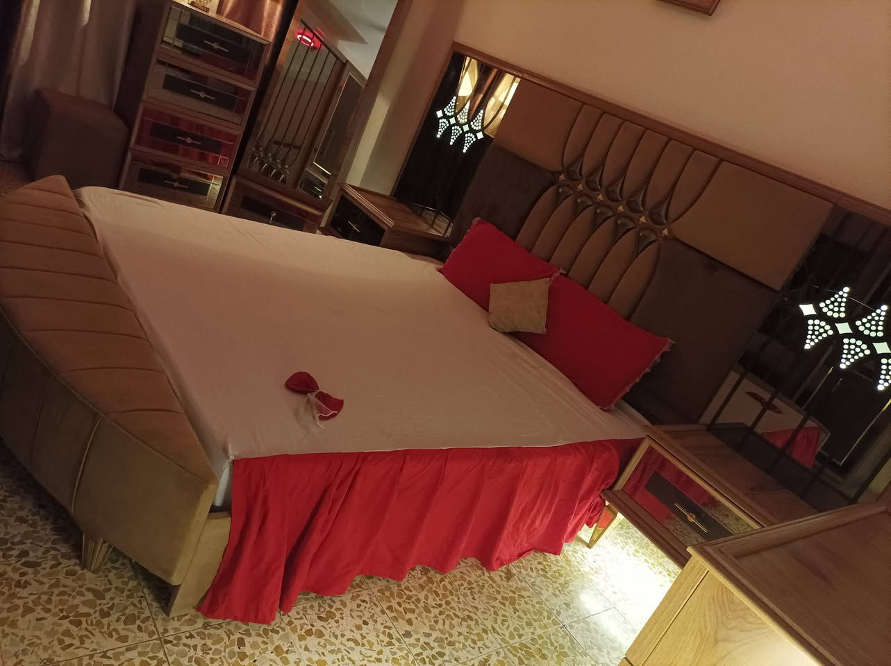 سلام عليكم للبيع غرفة نوم تركيه مودرن تكمه نضافه فول ضخمه جدا العنوان بغداد اي ستفسار على رقم *********** مكلفه بالنشر
