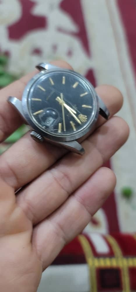 للبيع: Rolex Oysterdate فنتج أصليه 100% ⌚⚓
المواصفات السريعة:
- المكينة: أوتوماتيك سويسري Caliber 1570 مختومة 
- المقاس: 36mm كلاسيك رجالي
- الحالة: فنتج أصلي، شغالة ممتازة وتحافظ الوقت
- ظهر أملس ستيل: طبيعي لموديلات Oysterdate القديمة

السعر: 1500$ نهائي للجادين 
المكان: صنعاء 
الفحص: متاح عند أي فني تختاره قبل الاستلام
للتواصل واتساب: 775522807

البيع لعدم التفرغ. السومة العالية. اسير موجود


**إذا كنت صاحب هذا الإعلان وتريد حذفه لأي سبب، رجاءا أرسل رسالة إلى الدعم الفني**