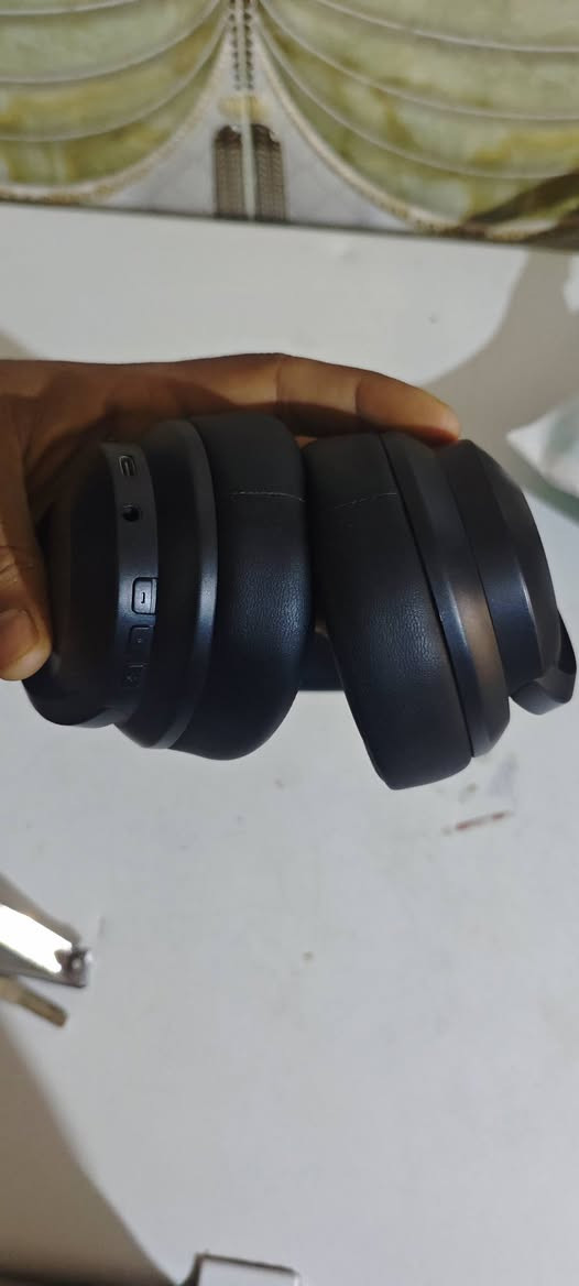 سماعه
إلغاء الضوضاء

النشط (Active Noise

Canceling) الميزة الأساسية للسماعة كما هو

مكتوب على العلبة، وتعمل على عزل الأصوات

ونقية.

والضجيج المحيط بك لتمنحك تجربة استماع هادئة

تصميم مريح فوق الأذن (Over-Ear) تأتي بطوق رأس قابل للتعديل ووسادات أذن ناعمة ومريحة للاستخدام الطويل دون الضغط على الأذن.

تجربة صوتية متطورة Play Beyond) الشعار المكتوب يشير إلى توجيه السماعة لتقديم أداء صوتي محيطي ومميز، سواء للموسيقى الأفلام، أو الألعاب.

بطارية تدوم طويلاً تتميز هذه السلسلة من HiFuture بعمر بطارية ممتاز يكفي للاستخدام لعدة أيام مع دعم

الشحن السريع عبر منفذ Type-C.

ميكروفون مدمج عالي الوضوح الإجراء المكالمات الصوتية بوضوح وتصفية صوتك عن الضوضاء أثناء

التحدث

اتصال لاسلكي مستقر تدعم تقنية البلوتوث الحديثة لضمان اتصال سريع ومستقر مع هاتفك أو حاسوبك 

سعرها 35


**إذا كنت صاحب هذا الإعلان وتريد حذفه لأي سبب، رجاءا أرسل رسالة إلى الدعم الفني**