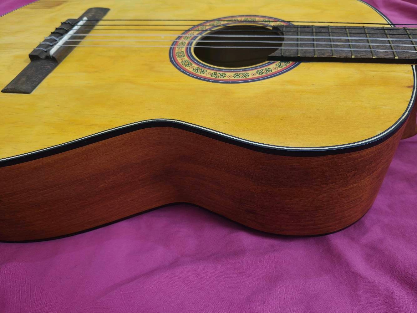 كيتار ماتابور (Matapour) كيتار كلاسيكي نظيف جداً "أخو الجديد" للبيع 🎸
للي يدور كيتار مرتب وصوته دافي ونقي، عندي هذا الكيتار (Matapour) الإيراني الأصلي (صناعة سنندج) موديل 001.
ليش هذا الكيتار لقطة؟
الحالة: نظيف جداً واستخدامه قليل جداً، وبدون أي خدش أو تشوه نهائياً (تگدر تگول أخو الجديد).
الخشب: خشب طبيعي أصلي ومتين، معروف بقوة تحمله ونغمة صوته المميزة.
الحجم: حجم كبير (Full Size) ومريح جداً بالعزف، سواء كنت مبتدئ أو محترف.
الملحقات: يجي وياه جنطته (الحقيبة) الأصلية مالته.
المنشأ: ماركة ماتابور غنية عن التعريف بجودتها للتعليم والعزف الكلاسيكي.
السعر: ( 175 ألف دينار) وقابل للتفاوض  
المكان: (ذي قار )
للتواصل والاستفسار، يرجى مراسلة الرقم على واتس اب ***********



#كيتار # الآلات موسيقية 