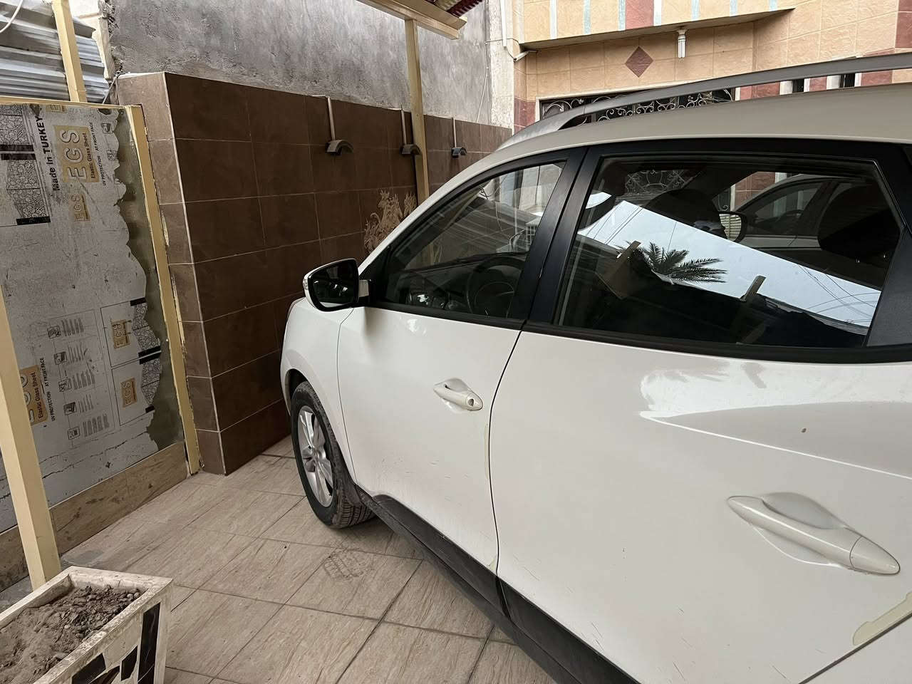 السلام عليكم 
توسان 2012 خليجي العداد 115 لا منزل ولا شي السيارة من 2012 على ايدي 
بيها رصعات وضربة بسيطة بحافة الجنطة موضحة بالصور 
السعر 155 ورقة 
المكان بغداد
***********
غير متواجد على الفيس
