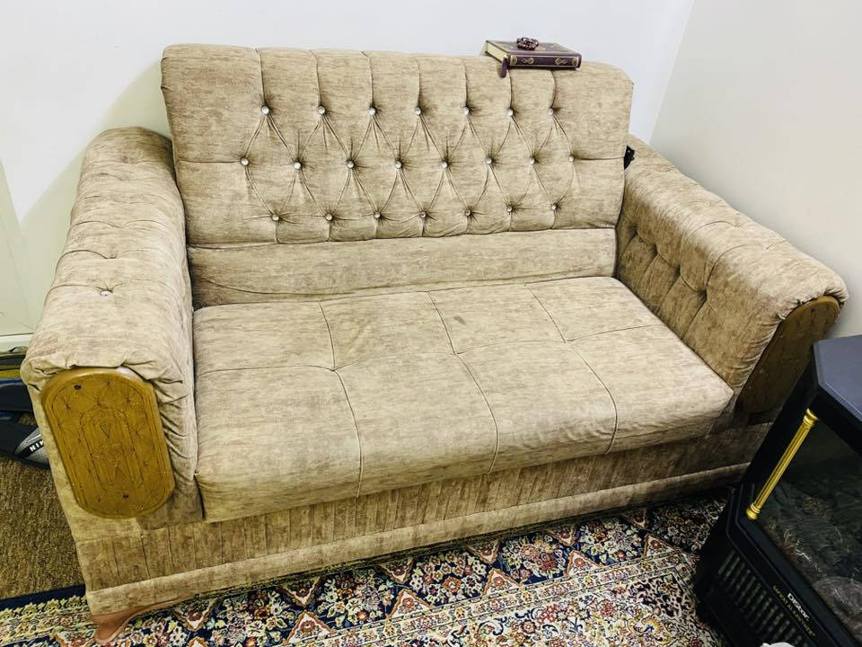 السلام عليكم .. تخم قنفات 10 مقاعد مفردة عدد 2 ثلاث مقاعد عدد 2 مقعدين عدد 1 نظيف جداً وثقيل مع ميز تلفزيون السعر 450 الف مكاني بغداد / الاعظمية . ***********
