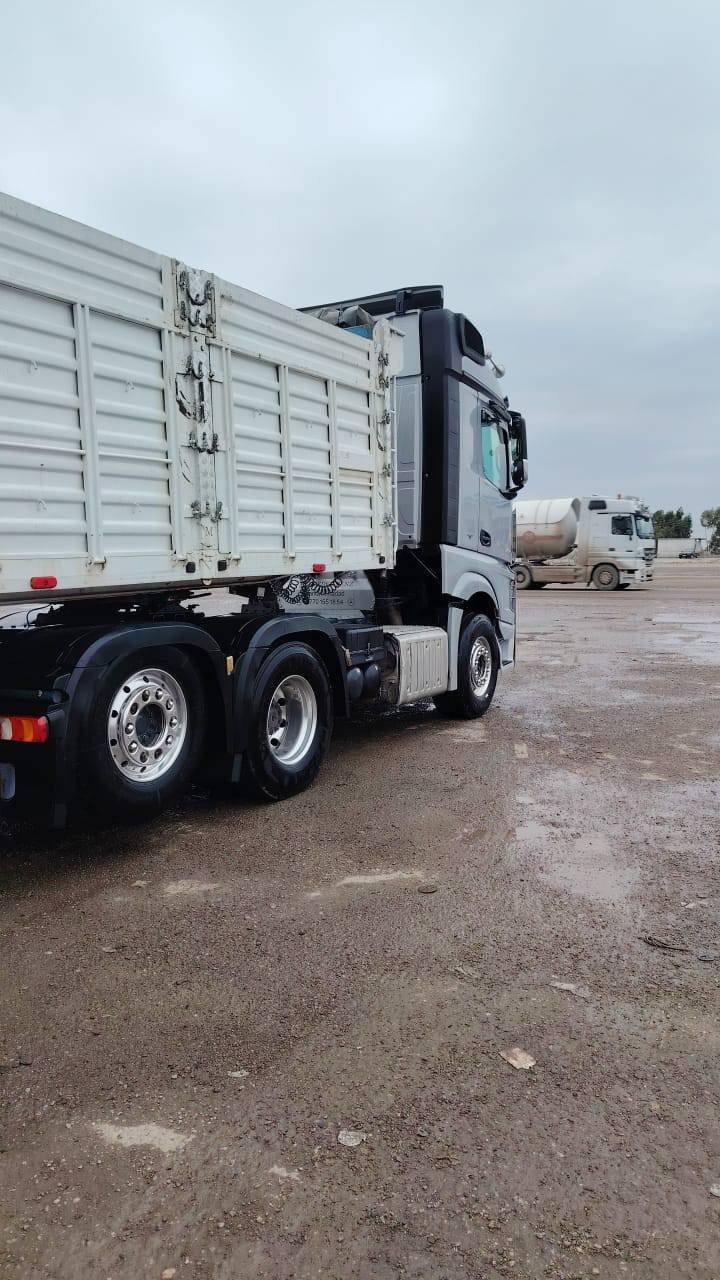 السلام عليكم
اكتروز وحش موديل 2017 حجم 2545 

فول مواصفات
كامره وحساس 
دبل مناميه 
 رتايدر 
ثلاجه 
 سبلت خزن 
هورنات 

مربوطه عربانه تريله عراق 2025 
تخم تاير و تخم ويل كروم
 راس وعربانه

السياره جاهزه للعمل وما بيه اي نقوصات 
والسياره احله من الصور
رقم الهاتف 
***********
