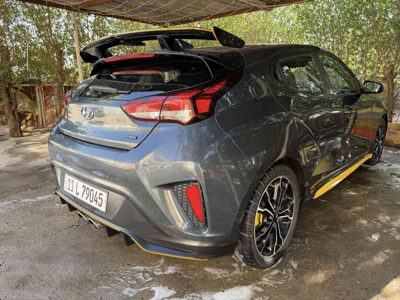 السلام عليكم بيع او مراوس وية ماليبو 
للبيع Veloster Rspec موديل 2019 
السيارة فئة R تختلف عن الباقيات بنضام التعليق و الگير وقوة المكينة 
محرك 1.6 turbo 
كير عادي 7 نمر دبل كلج 

السيارة جديدة كلش قطعه وحده صبغ بنيد بدون اي ضرر بالدواخل الباقي كله كفاله 
مكينه وكير وصدر وتايرات كله جديد 
المواصفات 
1-تحديد مسار 
2-اوتو ستوب 
3- اوتو لايت
4-اوتو هولد 
5- شاشة چبيره و كار بلي 
6- سماعات انفنتي سستم كامل مع دمام خلفي 
7- فول تحكم ستيرن 
8- لايتات لد بلادي 
9-بصمة تشغيل 
10- كشنات حضن 
11-ماشية ٨٥ الف
12- شوته k&n
13- السيارة حته السبير بعده مال شركة 
السعر110 ورقة وبيها مجال مستعجل على البيع ماكو هيج سعر بهيج مواصفات

رقم بغداد دولي الجديد هزه جديده  
مكاني بغداد سيدية 
***********
