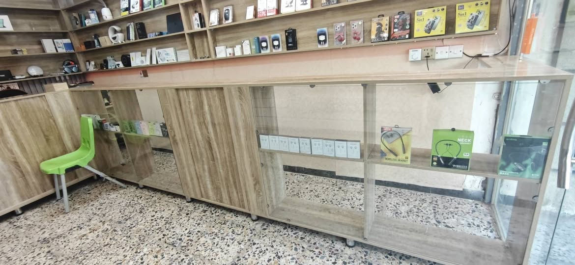 لييع محل موبايلات للبيع الديكور والاكسسوارات والفاترينات مع الانارة والسبلت والديكور كامل ومواد صيانة شاشات وفلاتات سبب البيع عدم التفرغ مكان المحل شارع كنانة كفاءات السيدية للاستفسار اكثر *********** السعر 5 ملايين ونص
