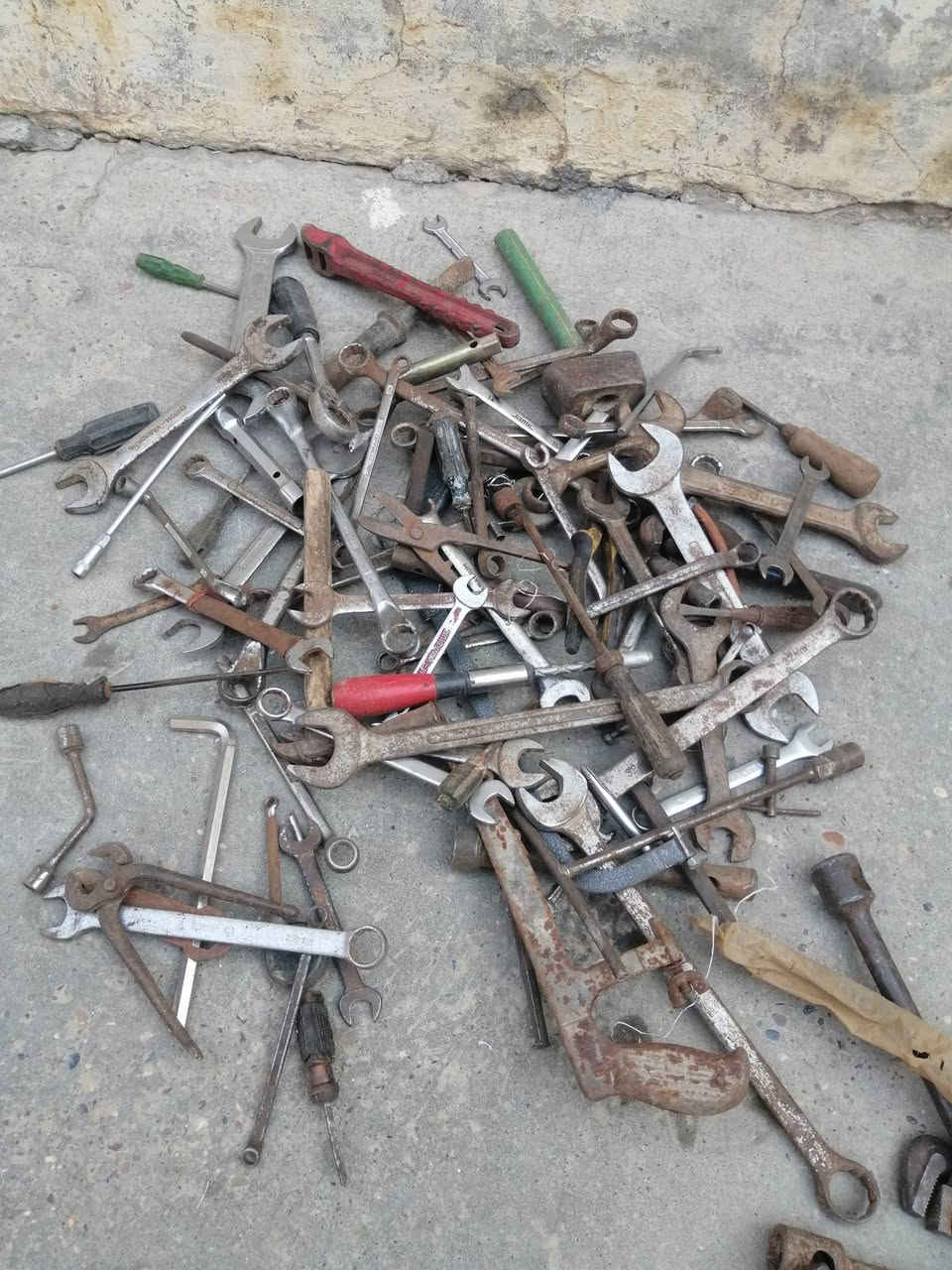 اغراض للبيع مايقارب ٥٠٠ قطعه اصبانه للاستفسار اتصل على الرقم ***********
