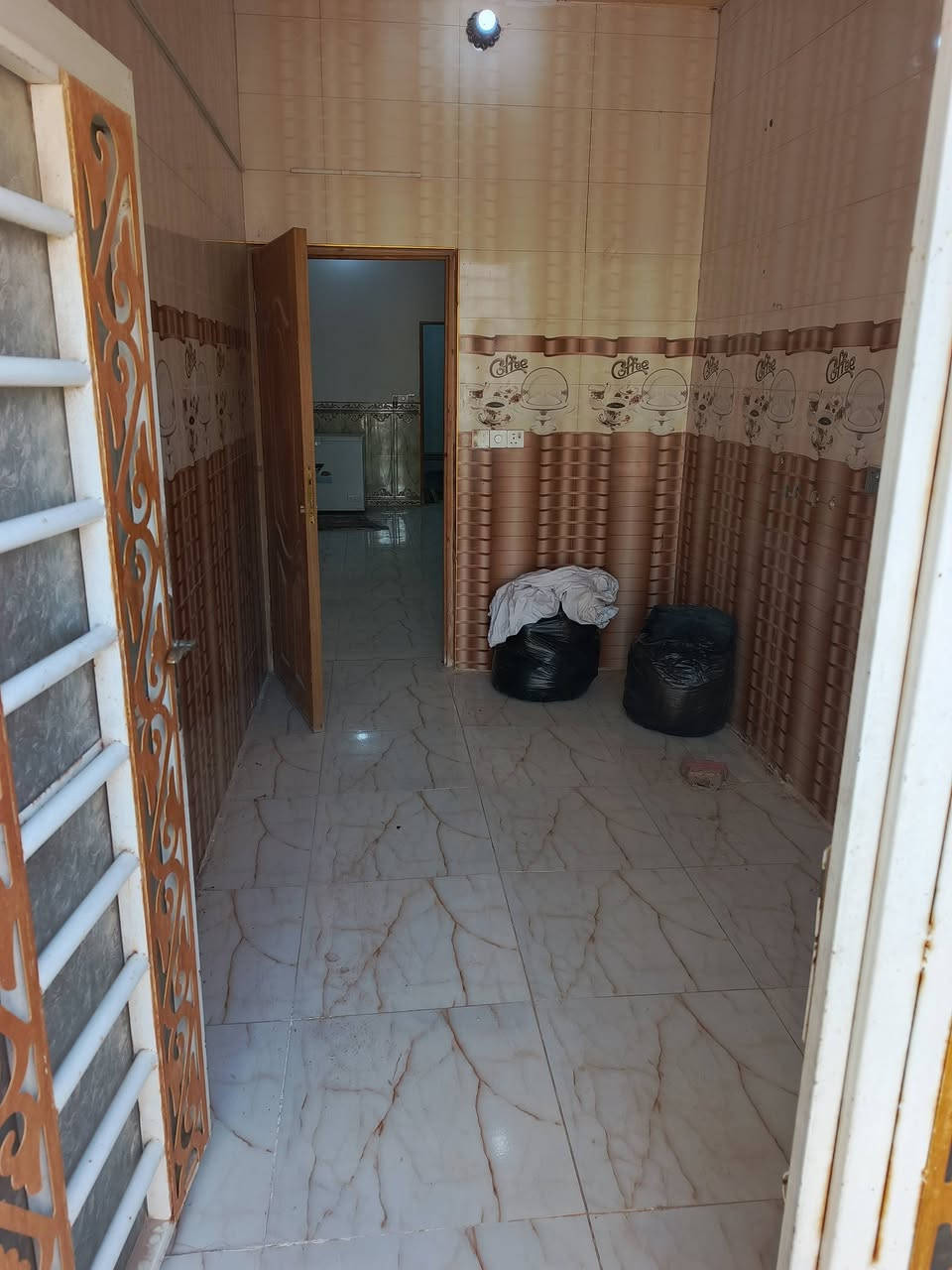 بيت اجار زراعي جبار الحار قرب اسواق ابو زينه غرفه وصله ومطبغ وستقبال يوجد سبلت وكيزر وتانكي وماطور ماء كامل اجار البيت ٢٠٠الف (***********)
