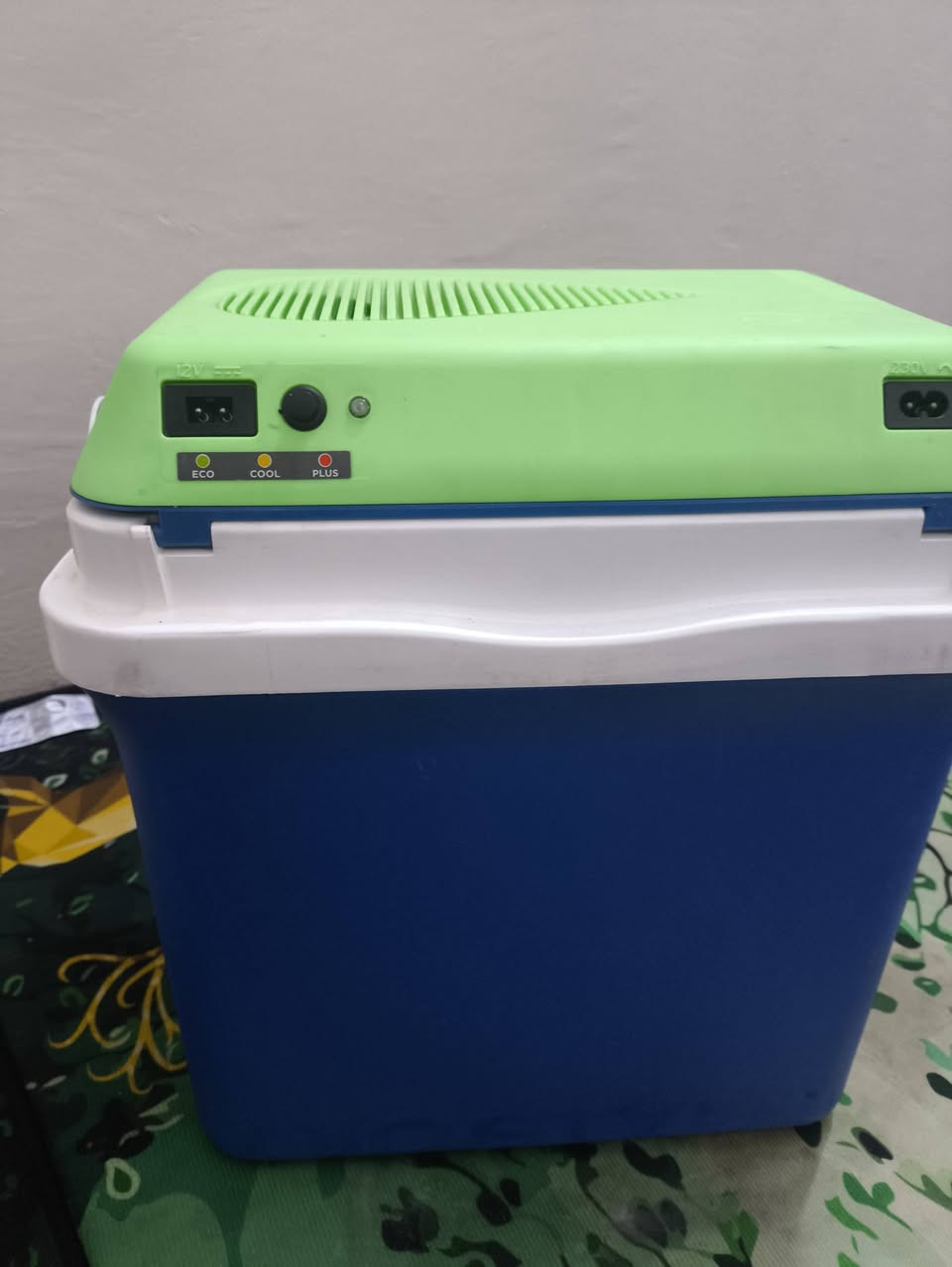 رمضان كريم 
للبيع ثلاجه سيارة تعمل 12Vو220V
السعر 200 الف
***********
