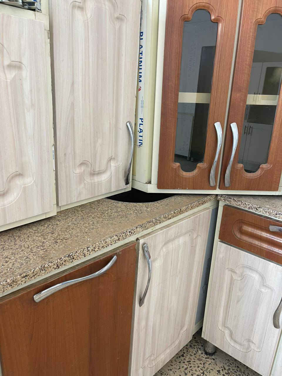 كاونتر المنيوم 
مستعمل نضيف 
كاونتر المنيوم والأبواب اج دي اف 
قياس أكثر من ثلاث امتار حرف ال كله مرمر بي طباخ سعره ٣٥٠ مكان السيدية اتصال ***********بي واتساب
