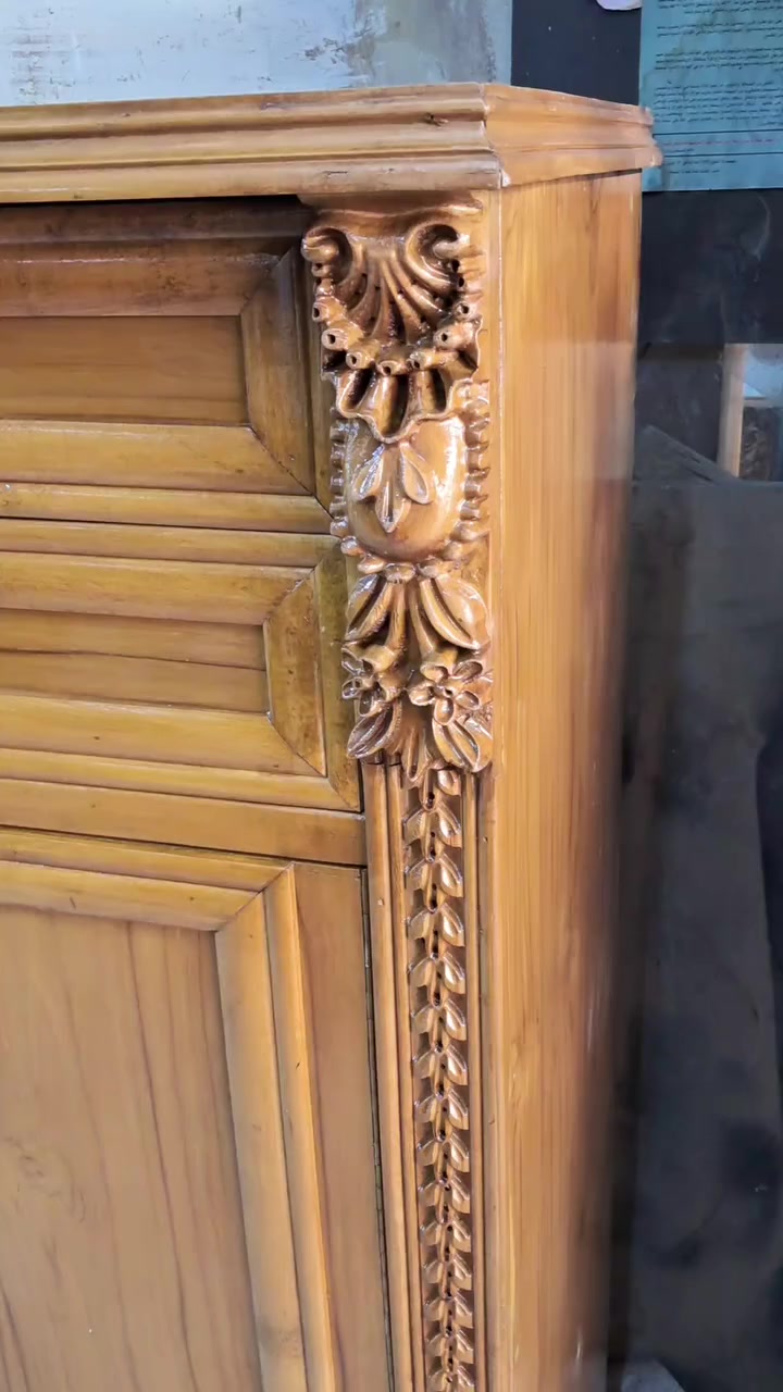 يعلن معرض الموسوي عن وجود غرفه  موديل مسرح اخت الجديده تصميم تركي شغل عراقي حجل زان مصري ودنك زان مصري داخل وخارج صاج ضهر جرجوبه دوشمه الابواب خياط زاويه بارتفاع الكنتور الغرفه ولا غلطه اي استفسار خاص او الاتصال 
***********
***********واتساب المكان بغداد يوجد توصيل لكافه المحافضات بالعافيه عل الياخذها
