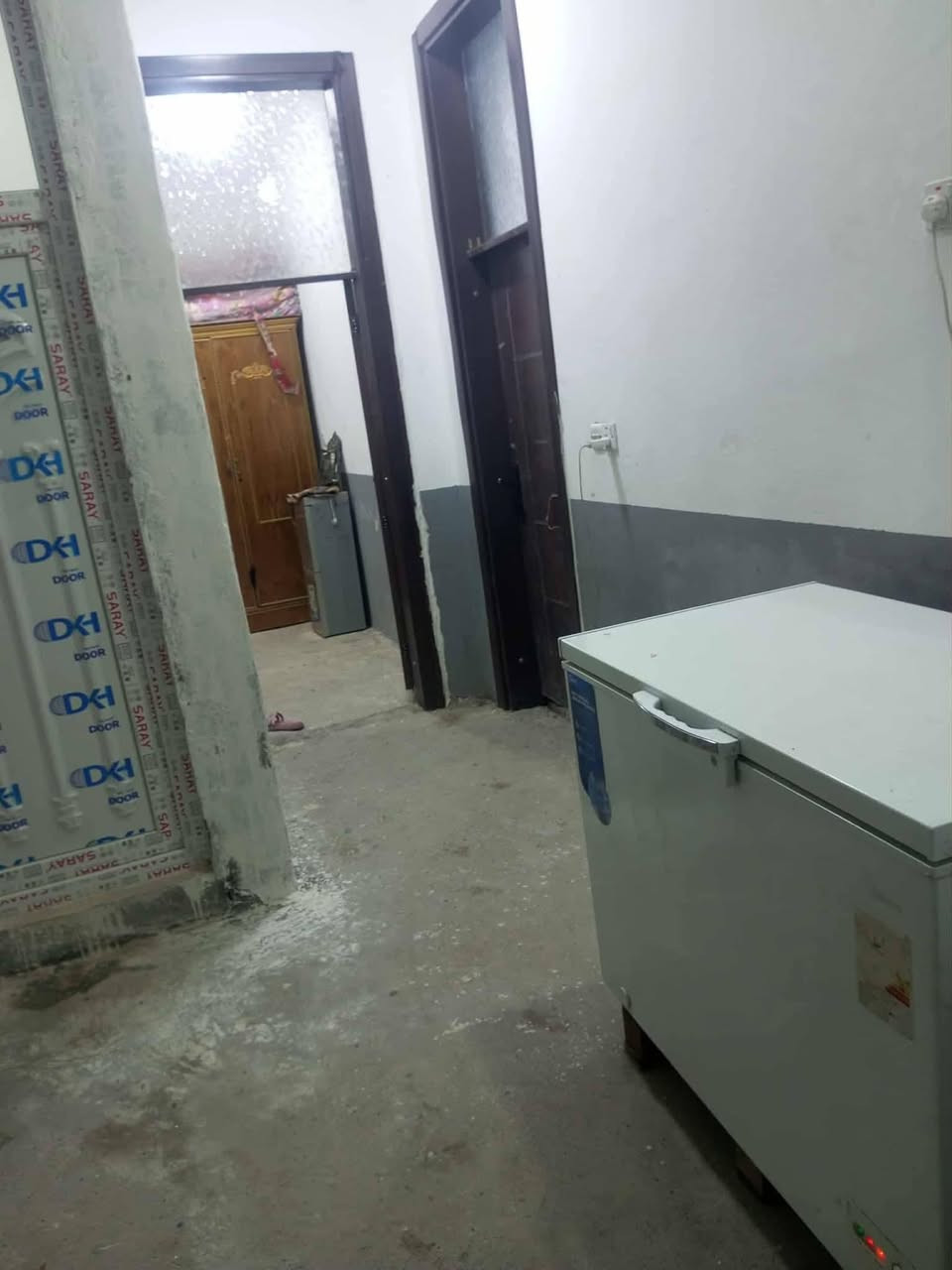 دار للبيع مساحه 100 مربع بناء حديث خلف مستشفى مباشر على شارع مكون من هول ومطبخ صاله غرفه نوم  وصحيات منور موقع جيد جداً الستفسار على رقم ***********
