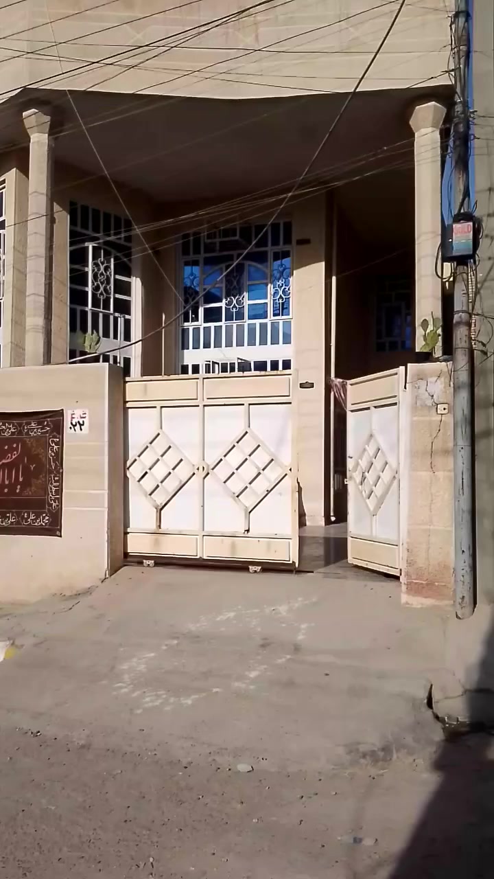 السلام عليكم بيت للبيع طابو ملك صرف مساحته 250 طابقين موقعه كلش حلو  عالي عن الشارع واجهته 12.5 والنزال 20 يحتوي على استقبال ومطبخ وهول وصحيات و2 غرف نوم الطابق الثاني 4 غرف نوم وصحيات المكان الرئاسه مال العبيدي بشارع 20 قرب افران المصطفى السعر خاص الاستفسار ***********
