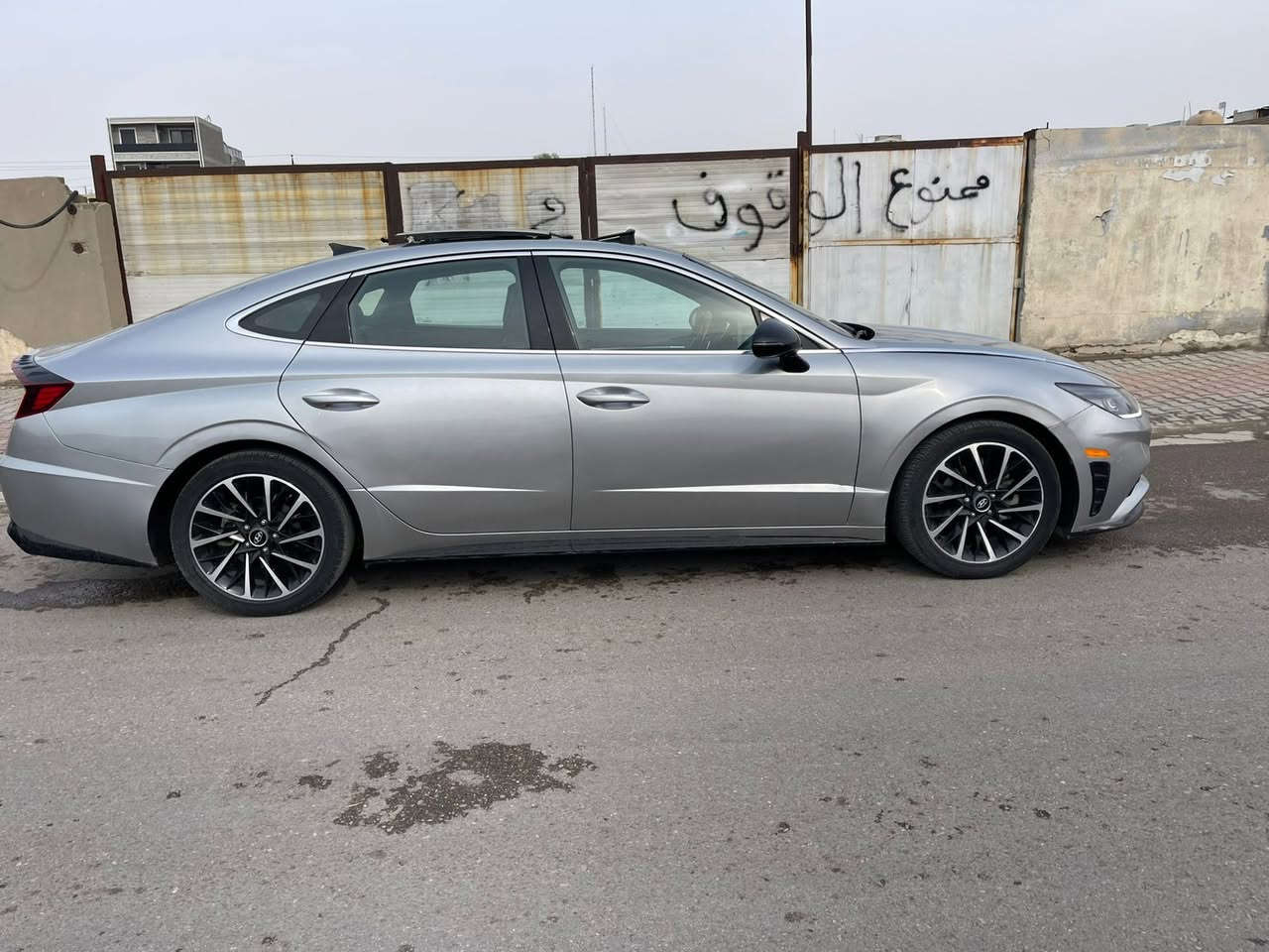 السلام عليكم سوناتا موديل 2020 وارد امريكا فوول مواصفات أعلى فئة مايحتاج اذكر مواصفاتها معروفه  محرك 1600 تيربو رقم اربيل والتحويل مباشر  السياره مصبوغه احزام اثر طخات بسيطه جدأ ونصبغت احزام عده الجنطه الخلفيه السياره جاهزه مابيها نقص ماشيه 50 مايل صور الحادث مرفوقه ويا الصور السعر المطلوب 135 ورقه سعر جدا مناسب بالعافيه ع مشتري مكان السياره بغداد ال كرخ حي الجامعه شارع الربيع للستفسار هاذا الرقم *********** وشكرا
