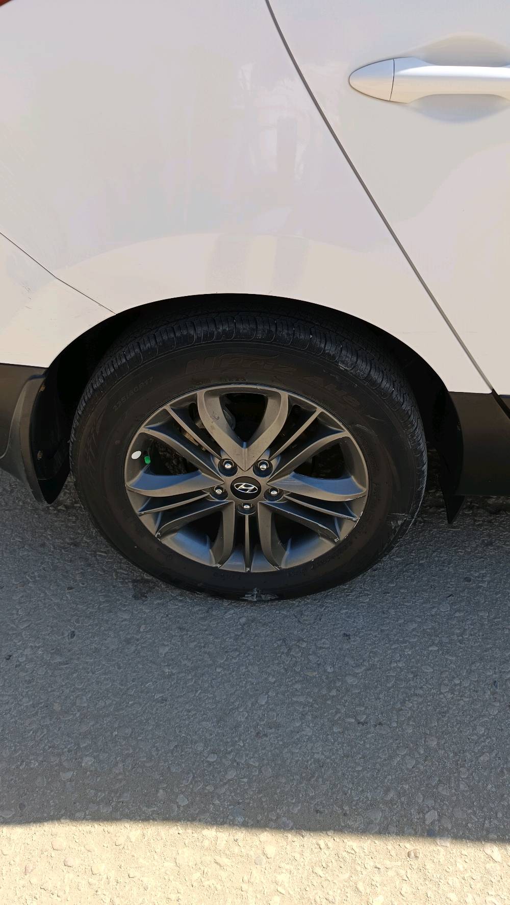 للبيع توكسان 15خليجي أبيض رقم بغداد مشروع وطني تحكم سترين شاشه تاب كامرة دوارة تخم تاير ويل كروم لايت عدسة السيارة جيدة و مامتعوبة استعمال شخصي بيها قطعين صبغ باب السائق و الوراها دحجة خفيفه جدا ورشيتهن بدون معجون السعر 143 وبيها مجال قليل مكانها بابل المركز رقمي ***********