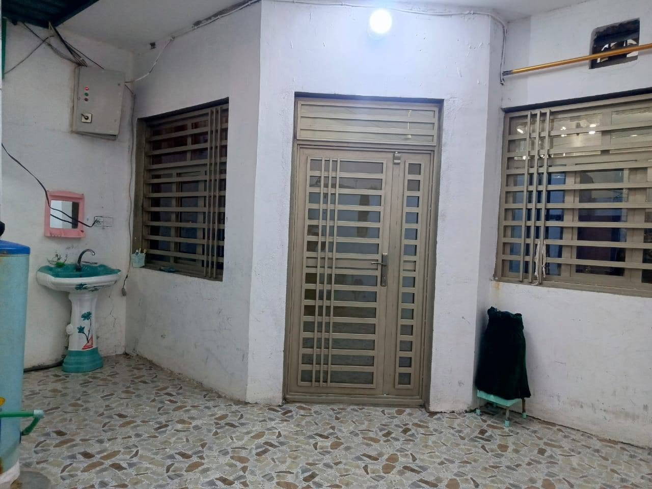 🧿 للبيع أو مراوس داخل المدينه مشتمل طابو – بناء حديث 
📍 المساحة: 125 م²
 الموقع: صوب بني ركاب على شارع 30 قرب حسينية الزهراء
 البناء: طابوق  وسقف كونكريت مسلح
🏠 الطابق الأرضي:
▪️ استقبال 6×3 م
▪️ صالة 5×5 م
▪️ غرفة نوم 4×5 م
▪️ مطبخ
▪️ منور بطول الصالة

🏠 الطابق الثاني:
▪️ غرفة نوم
▪️ صالة
▪️ مجموعة صحيات
✅ بناء حديث وتصميم عملي، 
📞 للاستفسار والاتصال:
***********
*********** (يتوفر واتساب)
