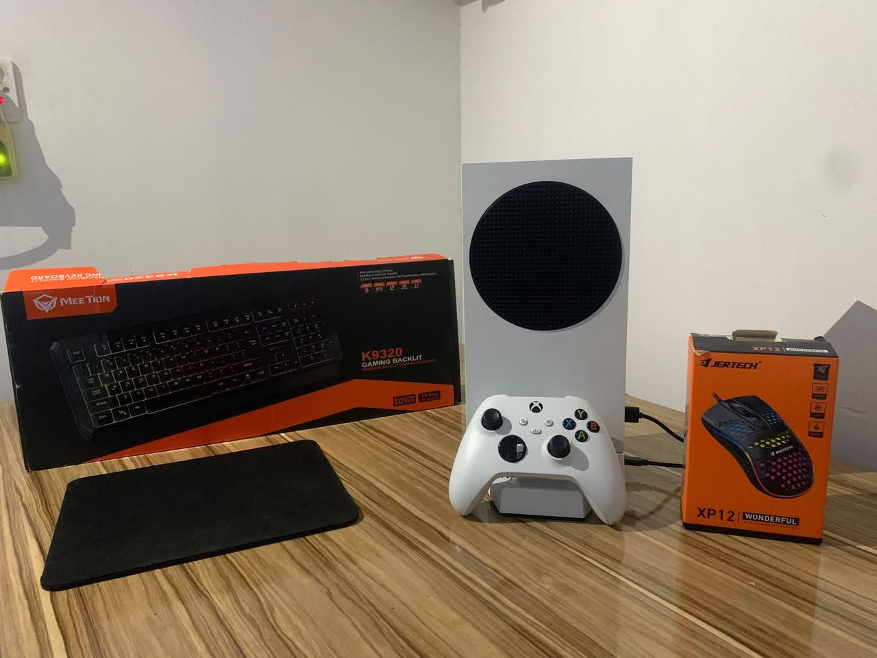 وحش الجيل الجديد Xbox Series S للبيع! 🔥
السلام عليكم ورحمة الله وبركاته 
شباب.. للبيع جهاز Xbox Series S  (استخدام نظيف وشرط الفحص).
 الجهاز كامل مكمل وجاهز فوراً للمتعة واللعب!

💰 السعر: 500 ألف دينار عراقي (وبي مجال طيب للشراي الصامل).
📍 المكان: الرمادي.

الملحقات الي وياه
 
:🔌 مروحة تبريد إضافية لحماية الجهاز والحفاظ على سلاسة الأداء.
🖱️ ماوس وكيبورد قيمنق احترافي لعشاق السرعة وألعاب المنظور الأول.
🎟️ اشتراك قيم باس التيميت (Game Pass Ultimate) مفتوح لمدة شهر كامل!
🔥 أقوى الألعاب العالمية محملة وجاهزة بالجهاز: الالعاب المملوكه
⚽ FC 25 (أحدث نسخة من فيفا).
🔴 GTA V Online (قراند 5 أونلاين).
 Red Dead Redemption 2 (العالم المفتوح الأقوى).
💥 Call of Duty: Modern Warfare (أقوى ألعاب الحروب).
🪖 Battlefield 5 (المعارك الطاحنة).
سارع بالحجز والتواصل:للاتصال المباشر أو المراسلة واتساب:📞 ***********
