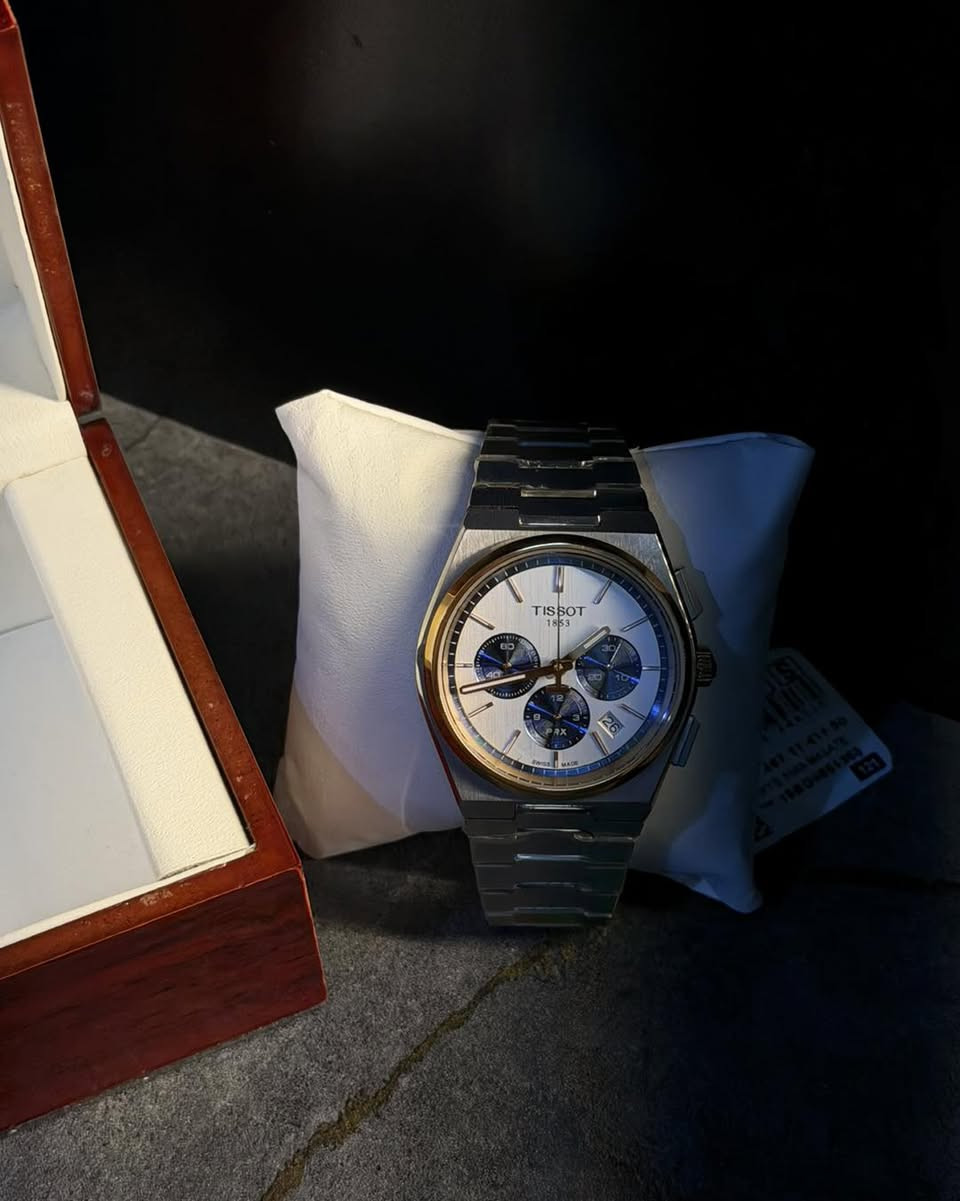 أعد تعريف الأناقة مع تيسو PRX كرونوغراف 👑"
الجسم:
• لمسة من التاريخ: "تجمع بين إرث صناعة الساعات السويسرية الأصيل (Est. 1853) والتصميم العصري الجذاب.⌚️"
• تصميم مذهل: "المينا الفضي المزدوج مع عدادات زرقاء غامقة متباينة تلفت الأنظار، والإطار الذهبي الفاخر يضفي لمسة من التميز.✨"
• الأداء والدقة: "ليس فقط المظهر، بل الدقة والوظيفة بفضل حركة الكرونوغراف الموثوقة.⚙️"
• التفاصيل تهم: "انظر إلى التفاصيل الدقيقة: المسمار المحفور عليه شعار "T" على التاج، والتاريخ المدرج بعناية، وإطار التاريخ المحاط بالذهب.💎"

📦 التوصيل متوفر لجميع المناطق.

📲 للطلب أو الاستفسار عن السعر، تواصل معنا عبر الرسائل الخاصة أو من خلال الواتساب: [***********]

#عنواننا قضاء النعمانيه مجمع الطالقاني 

#Tissot #TissotPRX #TissotWatch #Chronograph #SwissMade #LuxuryWatch #WatchAddict #WatchGram #InstagramWatch #MensWatch #StyleInspiration #GiftsForHim #JewelryGram #Finesse #TimelessElegance
