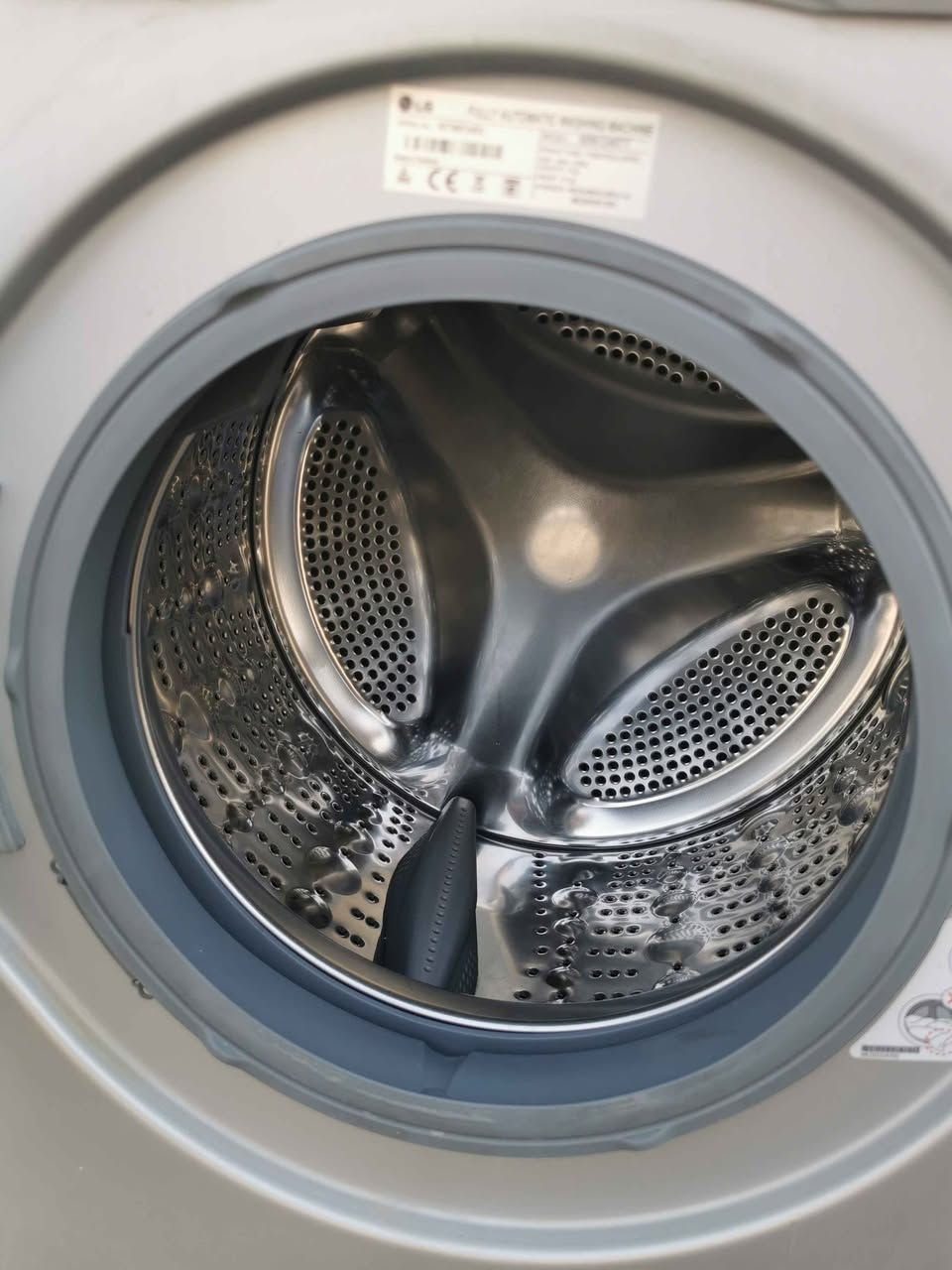 غه ساله ي LGكوري اسلي شركه ي خوشناو به شه رت بي عه يبه هيچ ده ست كاري نيه وور خاوينه بي ده نگه نرخي 140 هه زار شوين حاجياوا *********** رانية, السليمانية
