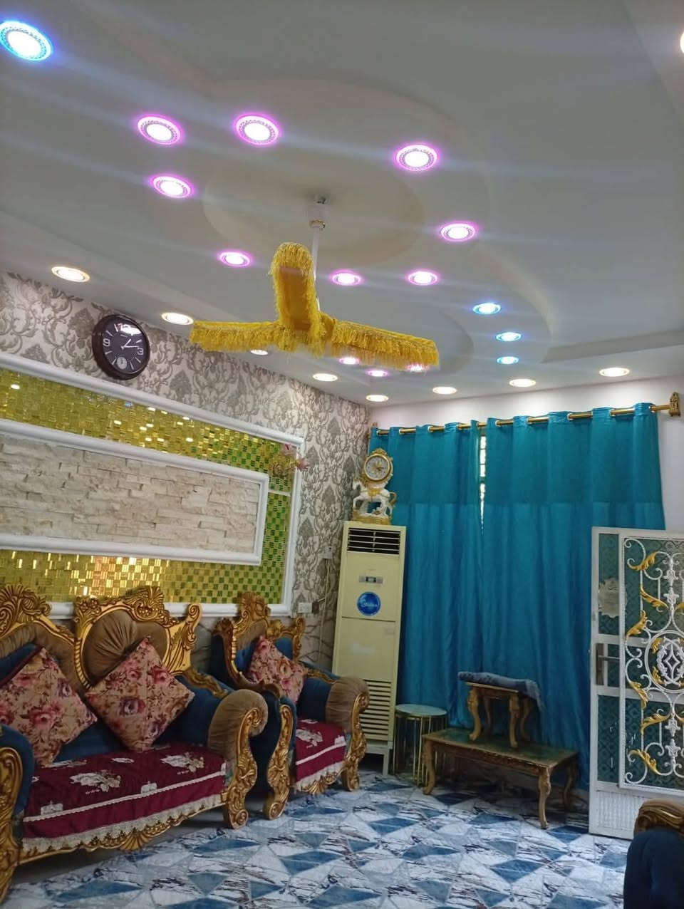 عقار للبيع مساحه ٢٠٠ متر واجهه ١٠ ونزال ٢٠ملحقاته ثلاثة مداخل
طابق الاول استقبال وصاله مطبخ بارد وحار ومنور وصحيات عدد٢ وغرفتين نوم وكراج كبير
 طابق الثاني غرفتين نوم وصالة حمام مشترك كبير وبيتونه كبيره وسطحين
بيت نضيف بناء درجه اولى بناء العقار ٢٠٢٢
خدمات كامله ماء وكهرباء مجاري منطقه هدوة على هيئه تبليط 
موقع العقار البلديات الظباط الثانيه الزراعي مجاور مجمع فدك شارع عشرين
لاستفسار الاتصال على الرقم ***********
