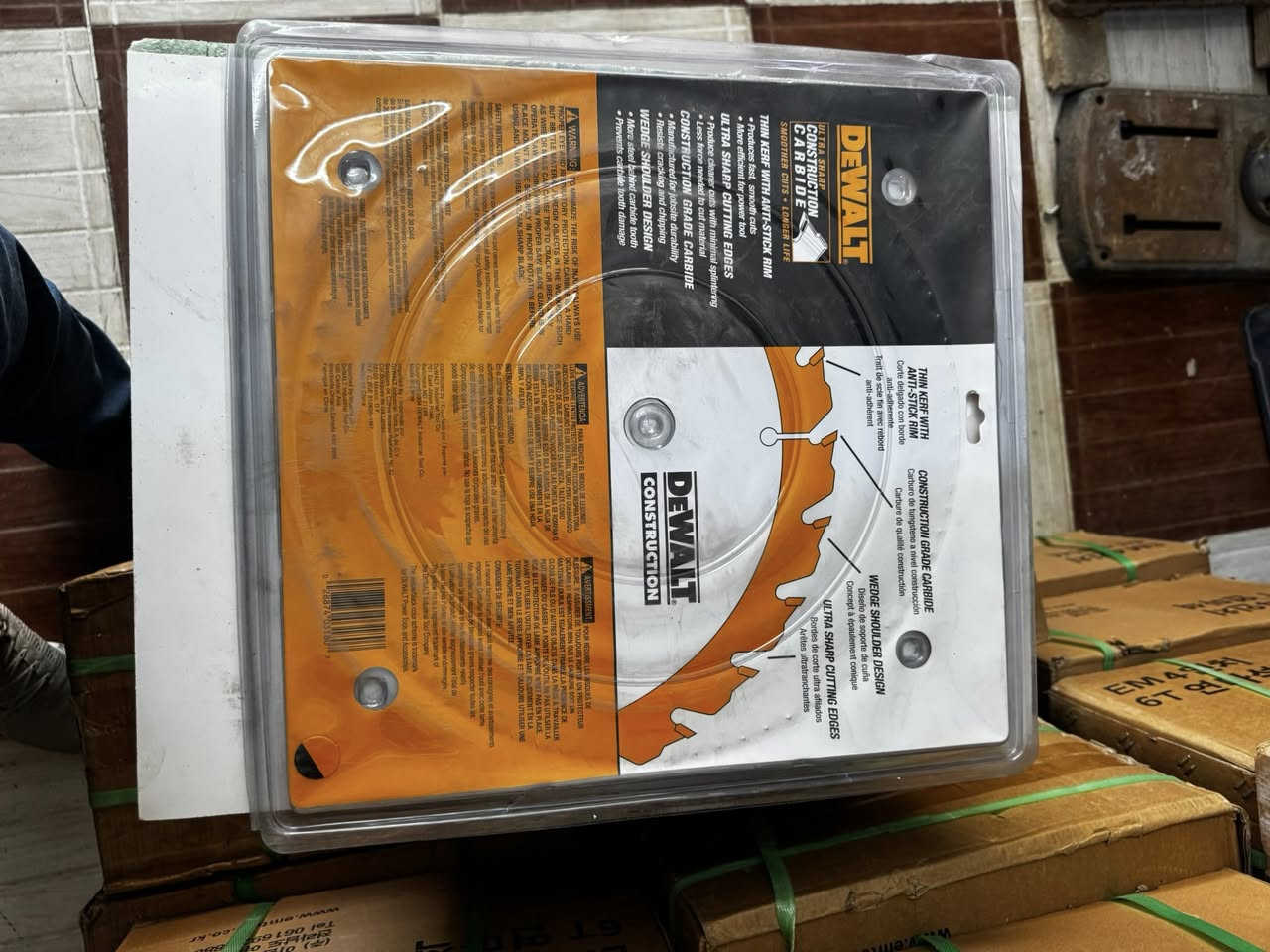 🛠️ متوفر الآن 🛠️
DEWALT Construction Saw Blades – أقراص منشار ديولت صناعية عالية الجودة
مناسبة لمختلف التطبيقات الإنشائية والخدمية

🔩 الاستخدامات:
• أعمال النجارة والبناء (Framing & General Purpose)
• قص الأخشاب والمواد الإنشائية بدقة وسرعة عالية
• مشاريع المقاولات والورش الصناعية
• بيئات العمل ذات الضغط العالي والظروف القاسية

📐 المقاسات المتوفرة:

• 7-1/4 إنش (184mm) – 40 سن
• 8 إنش (200mm) – 50 سن
• 10 إنش (250mm) – 60 سن
• 12 إنش (305mm) – متعدد الأسنان حسب الاستخدام
• 14 إنش (355mm) – متعدد الأسنان حسب الاستخدام

💰 الأسعار: تنافسية ومناسبة للمشاريع الصغيرة والكبيرة

✅ تصميم Thin Kerf لقص أسرع وأكثر كفاءة
✅ شفرات Ultra Sharp لقطع نظيف وسلس
✅ أسنان Construction Grade Carbide لمتانة عالية وعمر طويل
✅ أداء ثابت وصيانة سهلة
✅ مناسبة للاستخدام المستمر في مواقع العمل

📲 للتواصل والطلب: ***********
أو عبر الرسائل الخاص
