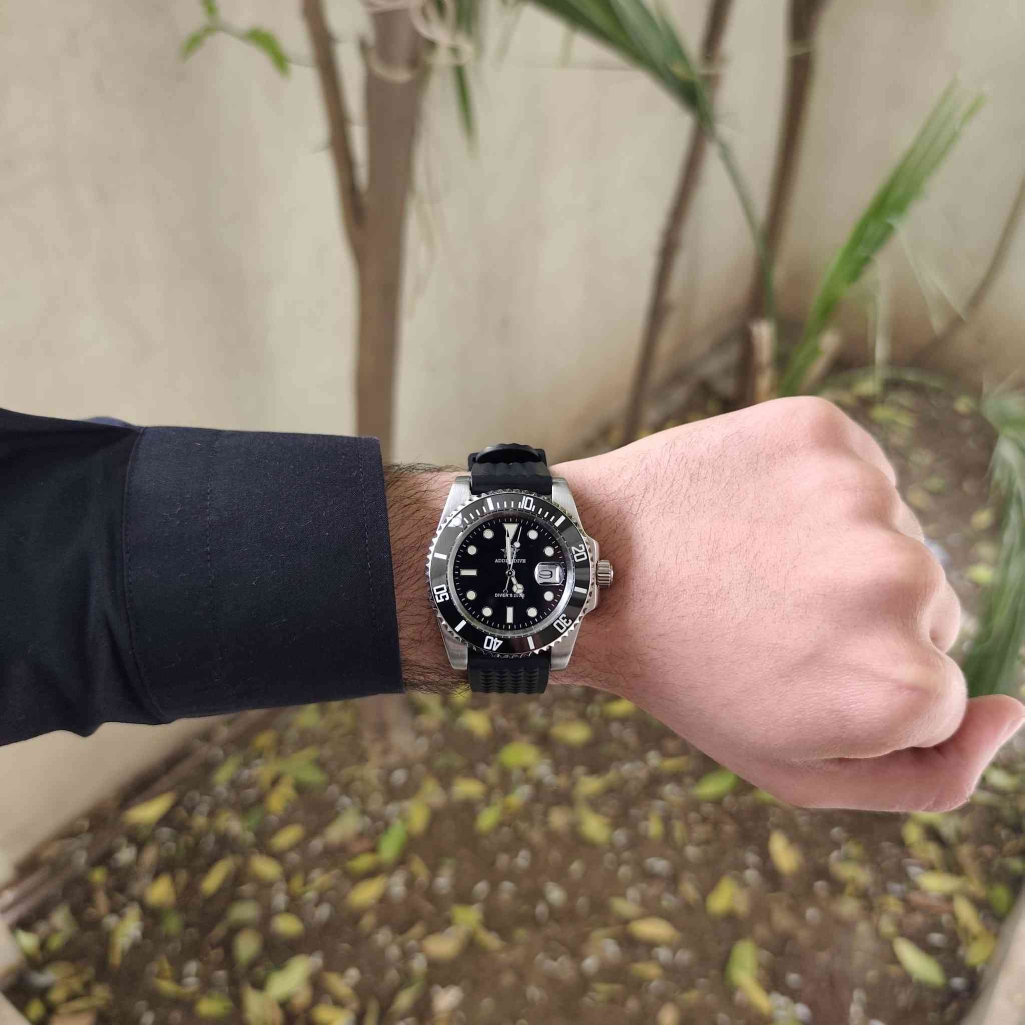 ⌚ ساعة الغوص الاحترافية الاصلية من ADDIESDIVE 

جديدة لوك
(الصور خاصة بالمنتج نفسه اني مصورها)
إذا كنت تبحث عن الدقة والأناقة والجمال في وقت واحد، فهذه الساعة هي الخيار المثالي. مستوحاة من تصميم الـ "Submariner" الكلاسيكي، وتجمع بين المتانة والمظهر الرياضي.
المواصفات التقنية:
الماكنة (Movement): تعمل بمحرك كوارتز ياباني (Miyota 2115)، المعروف بدقته العالية وعمره الطويل للبطارية.
مقاومة الماء: مقاومة حقيقية للماء حتى عمق 200 متر (20 ATM)، مناسبة للسباحة والغوص والأنشطة المائية.
الهيكل (Case): مصنوع من الفولاذ المقاوم للصدأ 316L الصلب، بقطر 41 ملم (حجم مثالي لمعظم المعاصم).
الإطار (Bezel): إطار سيراميك فاخر دوار أحادي الاتجاه، مقاوم للخدش والبهتان.
الحزام: تأتي بحزام مطاطي من نوع Waffle Strap الأسود، مريح جداً للاستخدام اليومي ومقاوم للعرق والماء.
الإضاءة الليلية: عقارب ومؤشرات ساعة مطلية بمادة Luminous (فسفورية) قوية لسهولة القراءة في الظلام.
الزجاج: زجاج معدني مقوى مع عدسة مكبرة فوق نافذة التاريخ لزيادة الوضوح.
#ساعة_رجالية
متوفر توصيل لكل العراق 🇮🇶


**إذا كنت صاحب هذا الإعلان وتريد حذفه لأي سبب، رجاءا أرسل رسالة إلى الدعم الفني**