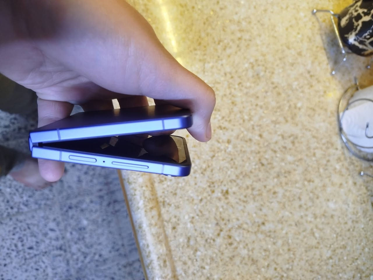 السلام عليكم اخوان سامسونك z flip 7 ذاكره ٥١٢ بس السيم كارت مالته قافل يراد ابو سوفت يسوي بس اني ابيعلك سيم كارت قافل كله شغال والجهاز جديد السعر ٤٥٠ 
***********
